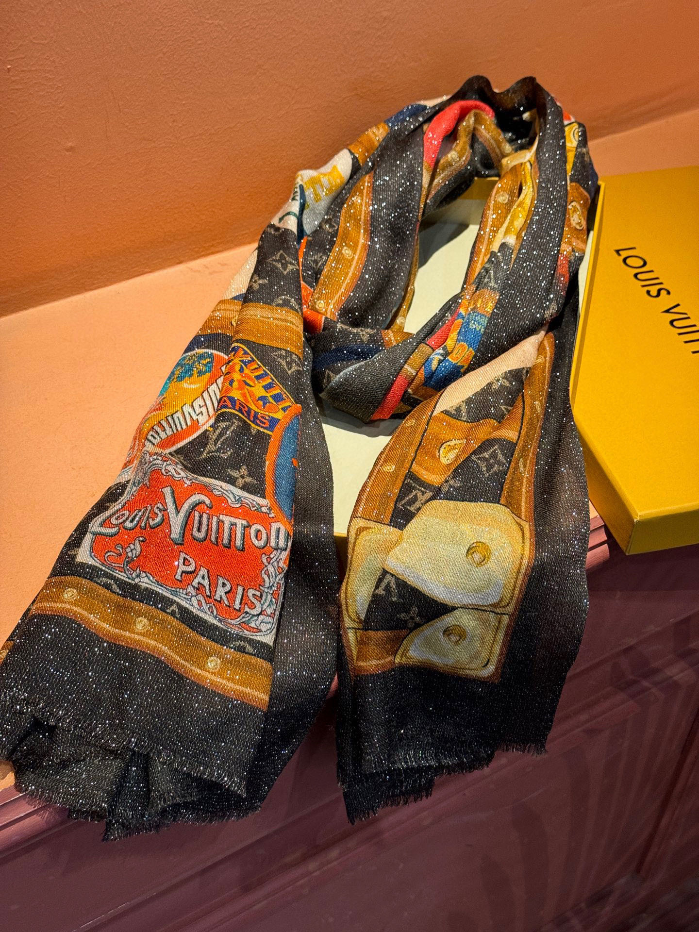 会发光发亮的围巾真心赞‼️驴家【L链条箱包花纹银丝长巾】银丝印花羊绒长巾，2025新款银丝长巾来撷Nou