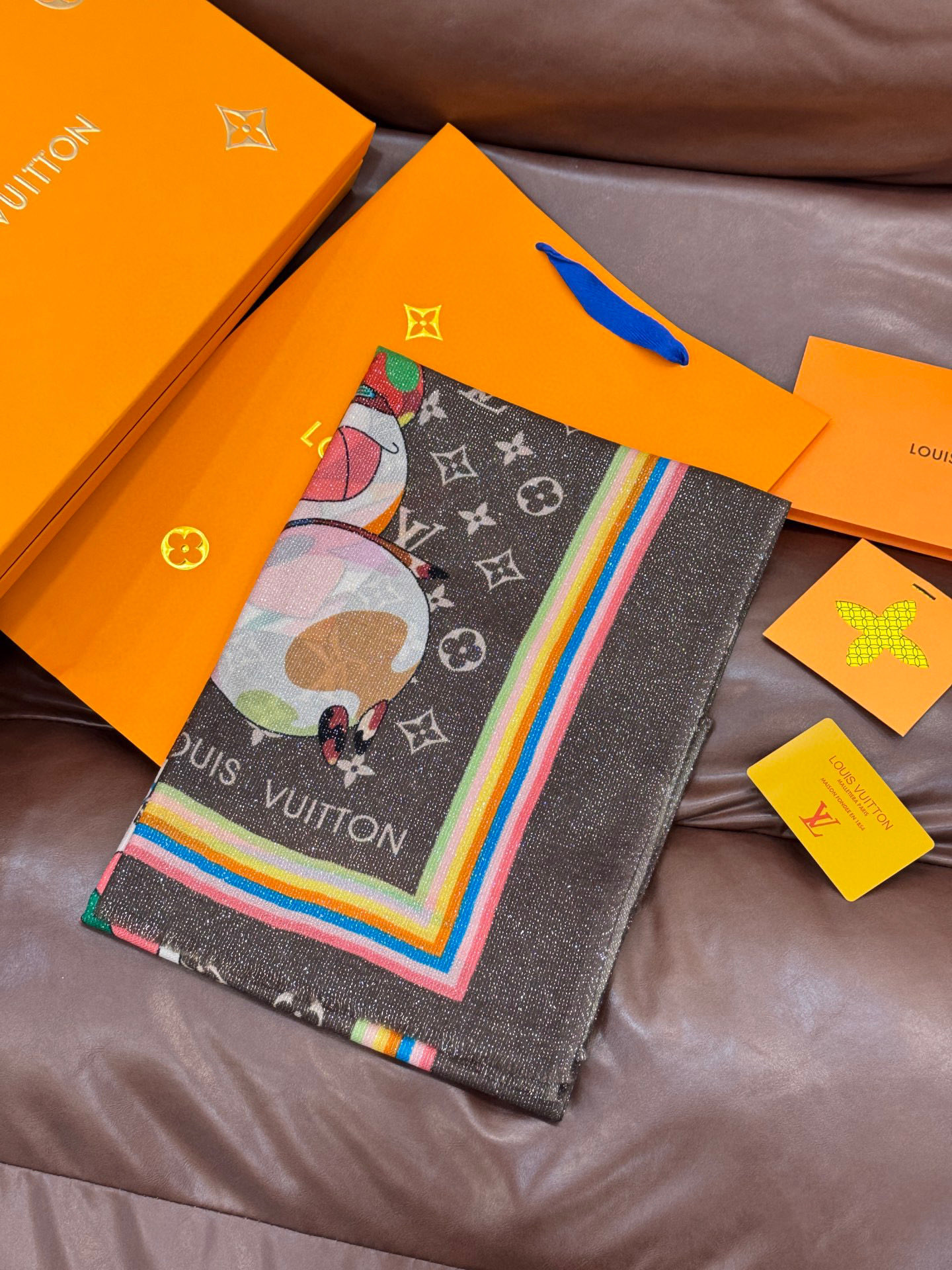 会发光发亮的围巾LV x TM Monogram SuPerflat Characters 丝绒方巾出自