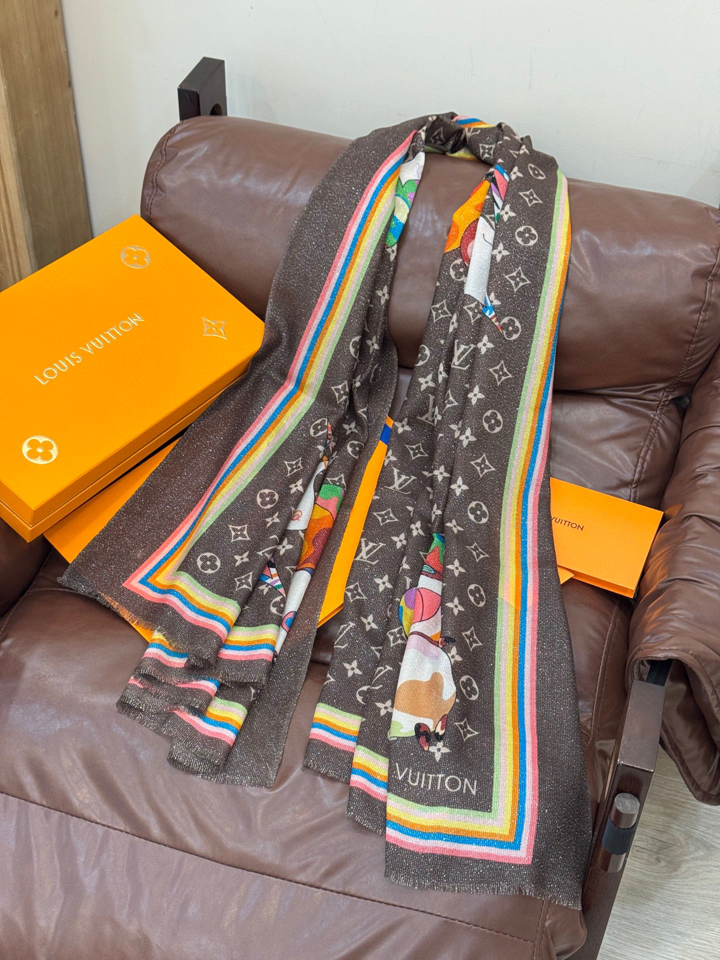 会发光发亮的围巾LV x TM Monogram SuPerflat Characters 丝绒方巾出自