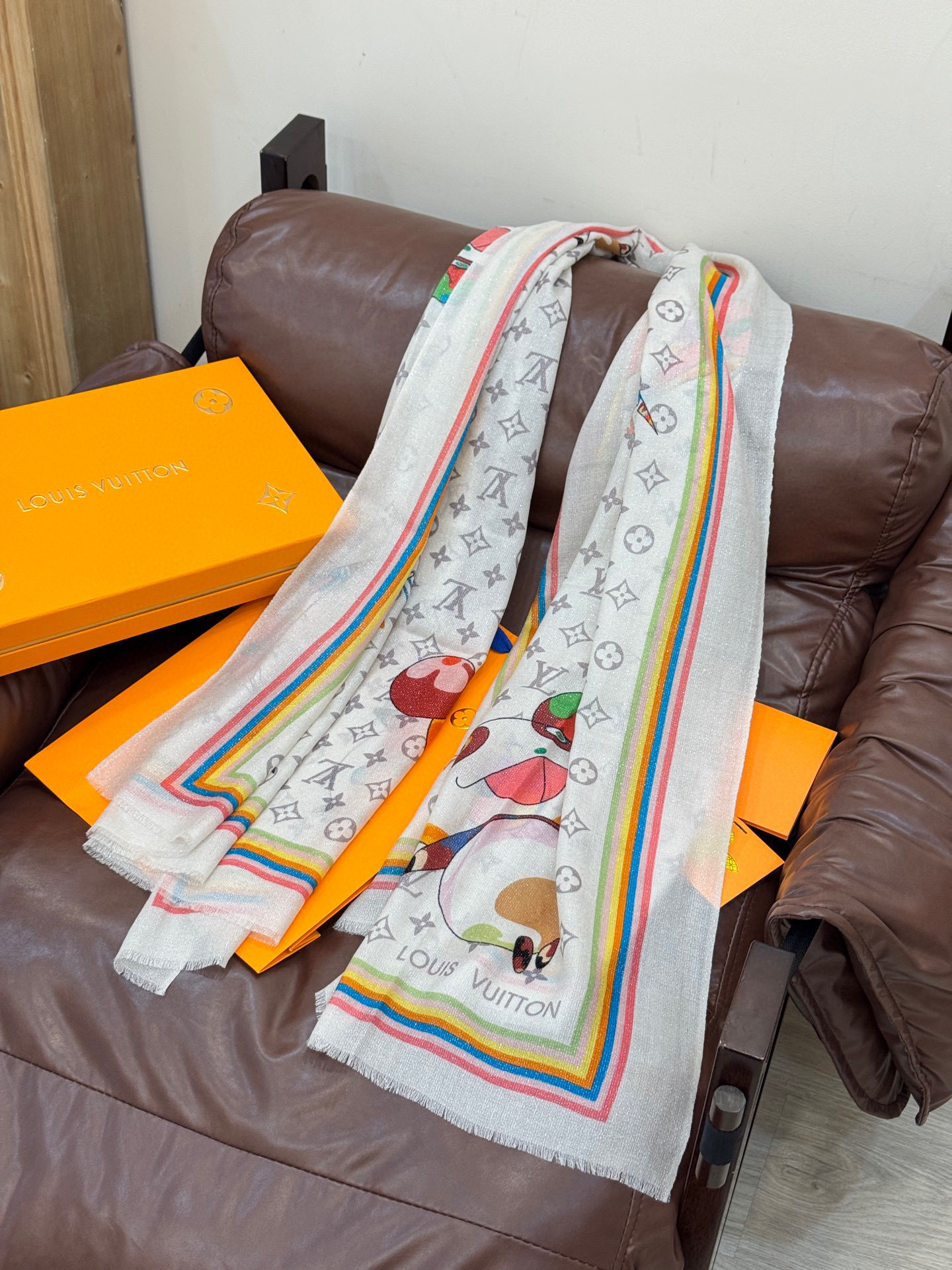 会发光发亮的围巾LV x TM Monogram SuPerflat Characters 丝绒方巾出自