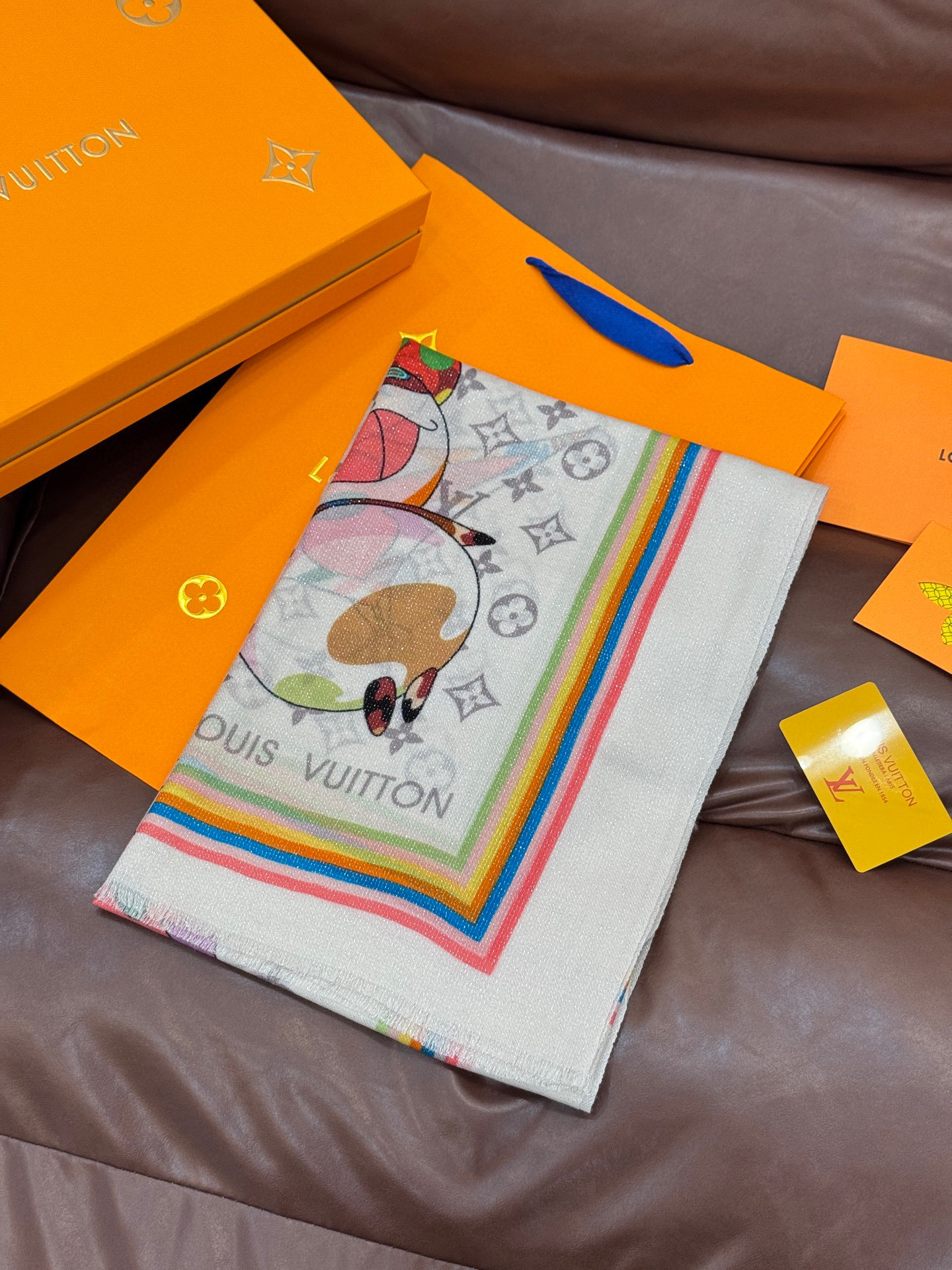 会发光发亮的围巾LV x TM Monogram SuPerflat Characters 丝绒方巾出自