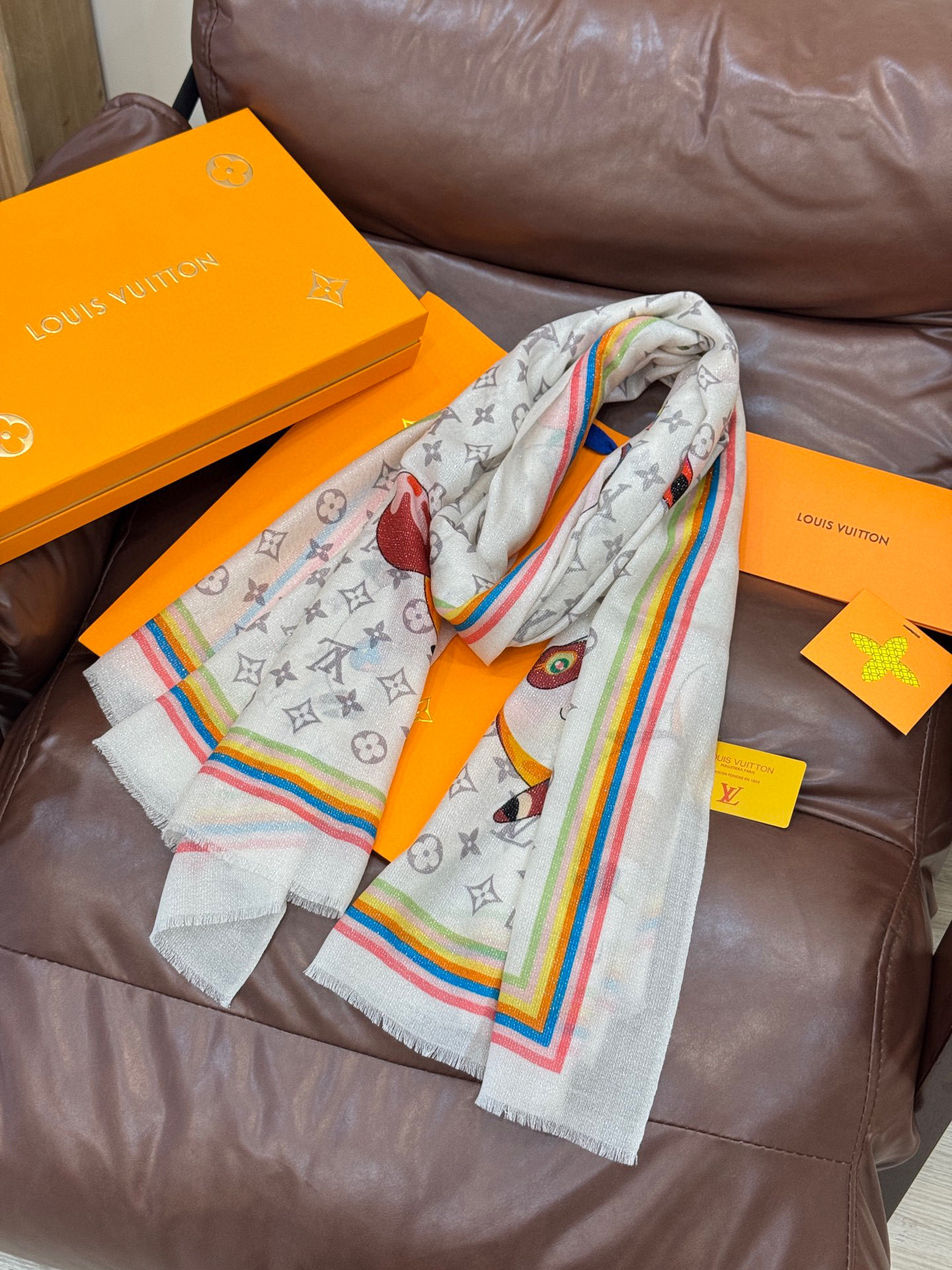 会发光发亮的围巾LV x TM Monogram SuPerflat Characters 丝绒方巾出自