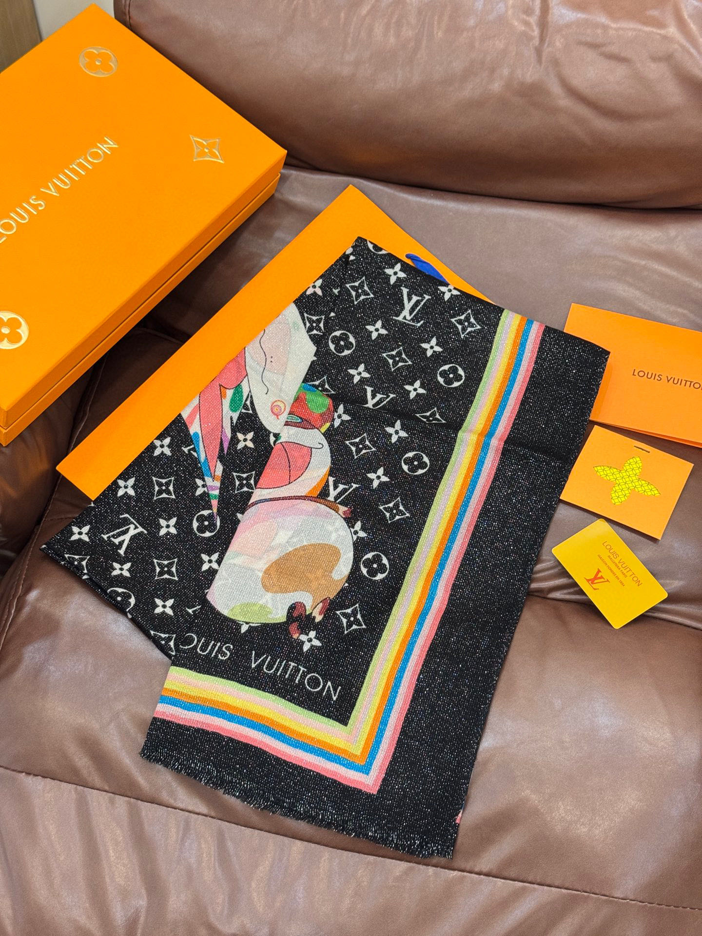 会发光发亮的围巾LV x TM Monogram SuPerflat Characters 丝绒方巾出自