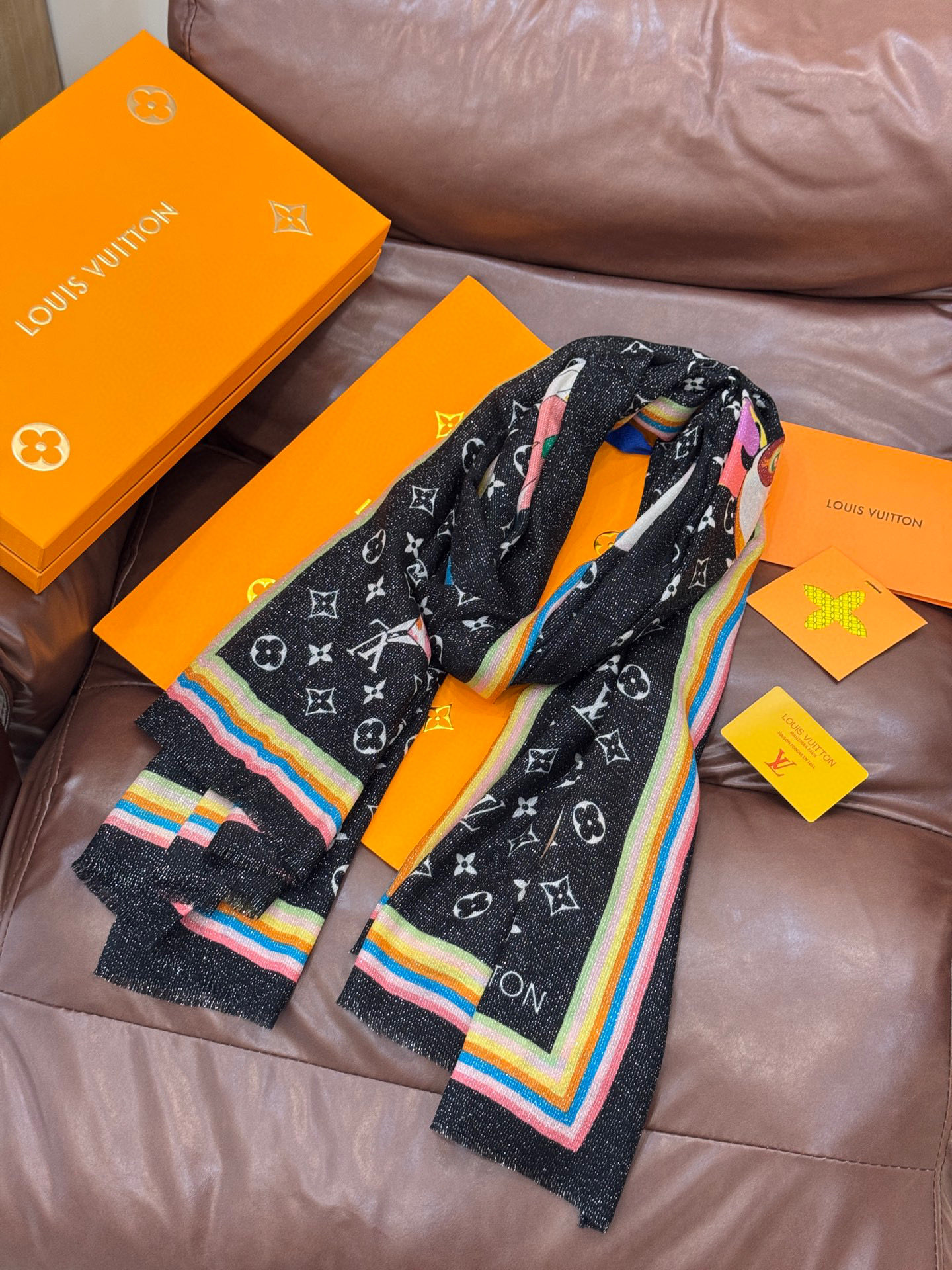 会发光发亮的围巾LV x TM Monogram SuPerflat Characters 丝绒方巾出自