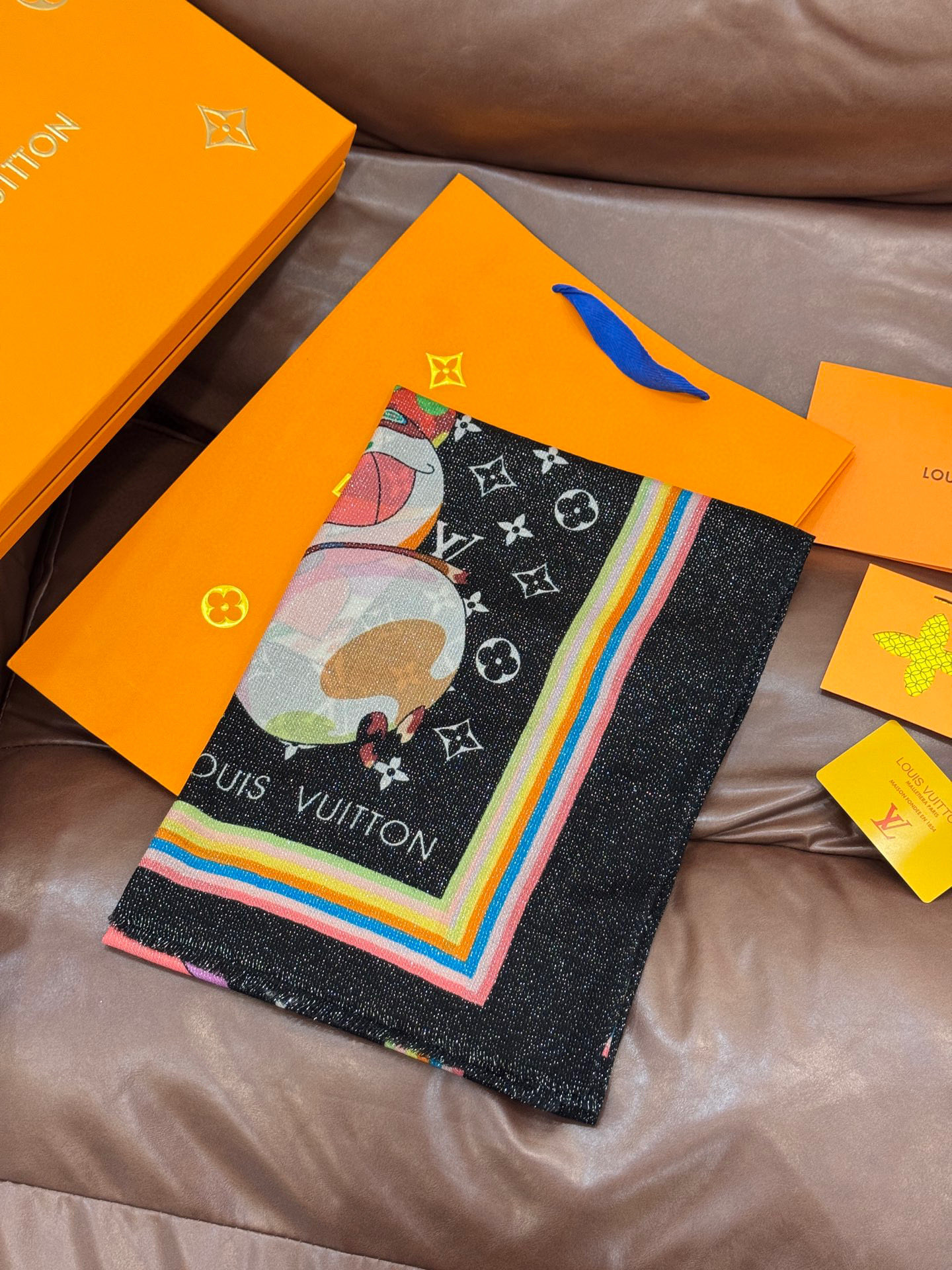 会发光发亮的围巾LV x TM Monogram SuPerflat Characters 丝绒方巾出自