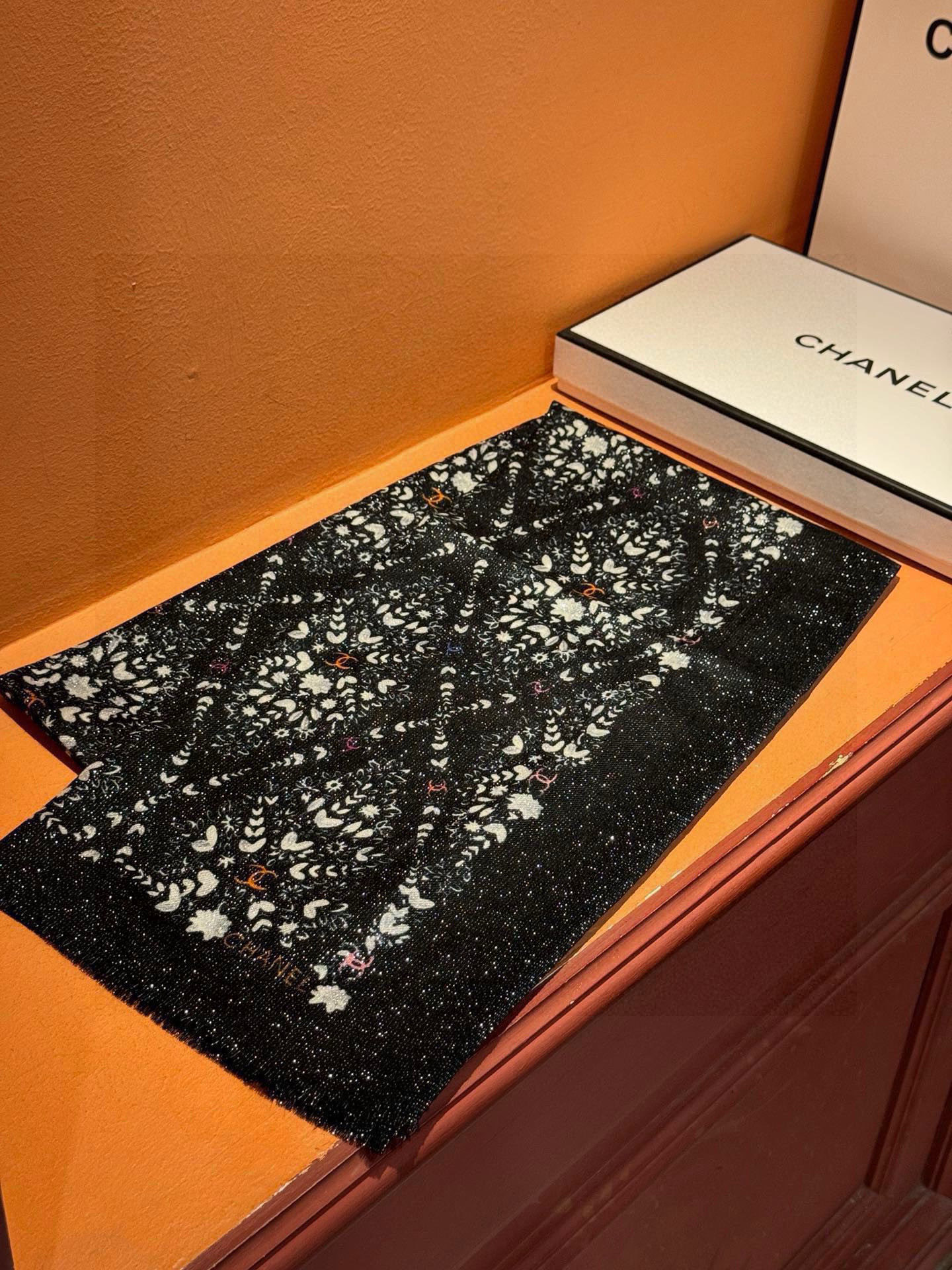 会发光发亮的围巾💟香奶奶专柜上新客供羊绒长巾👑👑 卖的超爆的，亮晶晶✨的银丝上身才会知道她的美，洋气、大