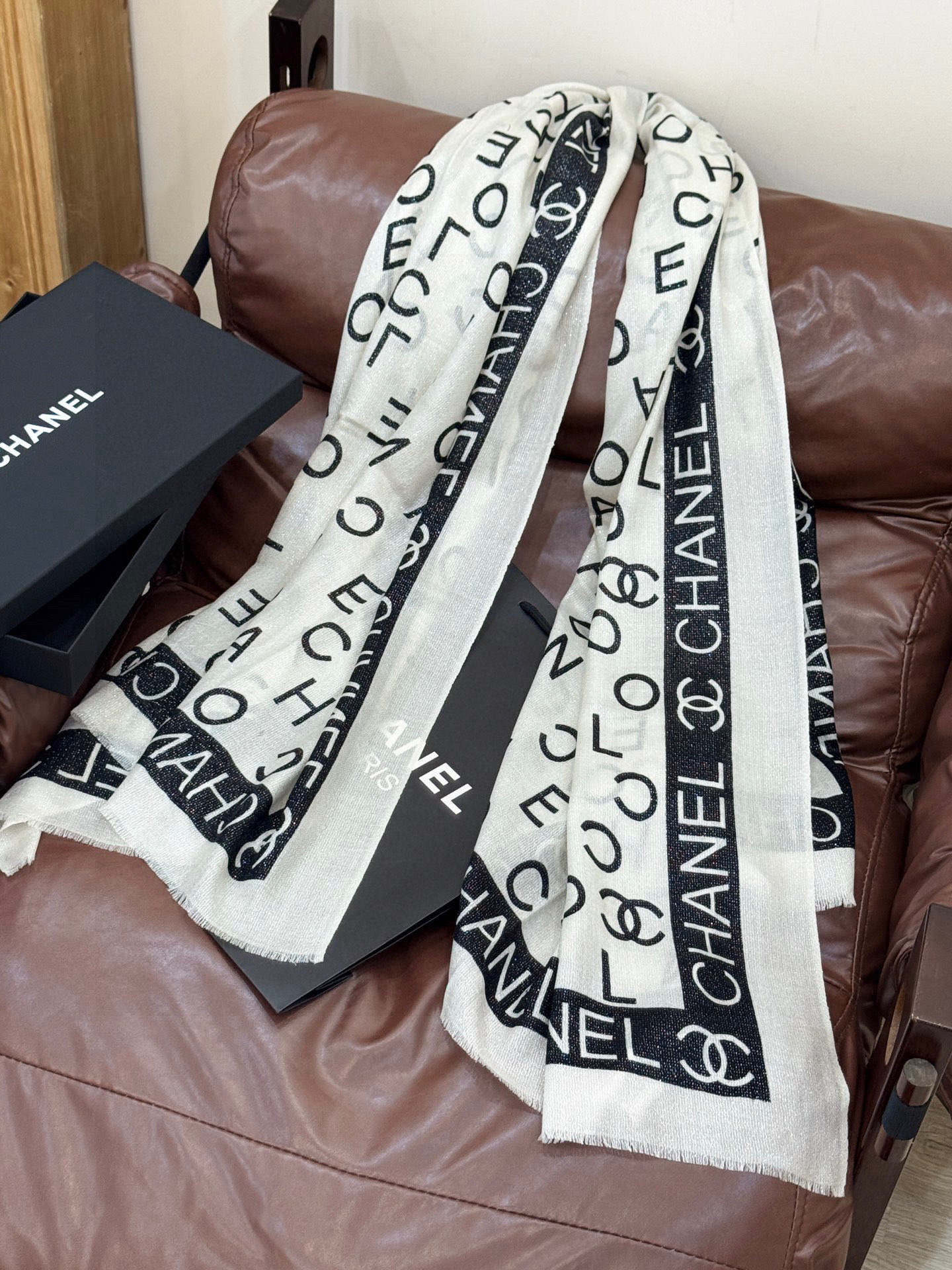 上新🌟 会发光发亮的围巾 💄💋新款客供银线💖羊绒面料长巾 😘美翻了[流泪]【银线双C图案】御用殿堂级极‼