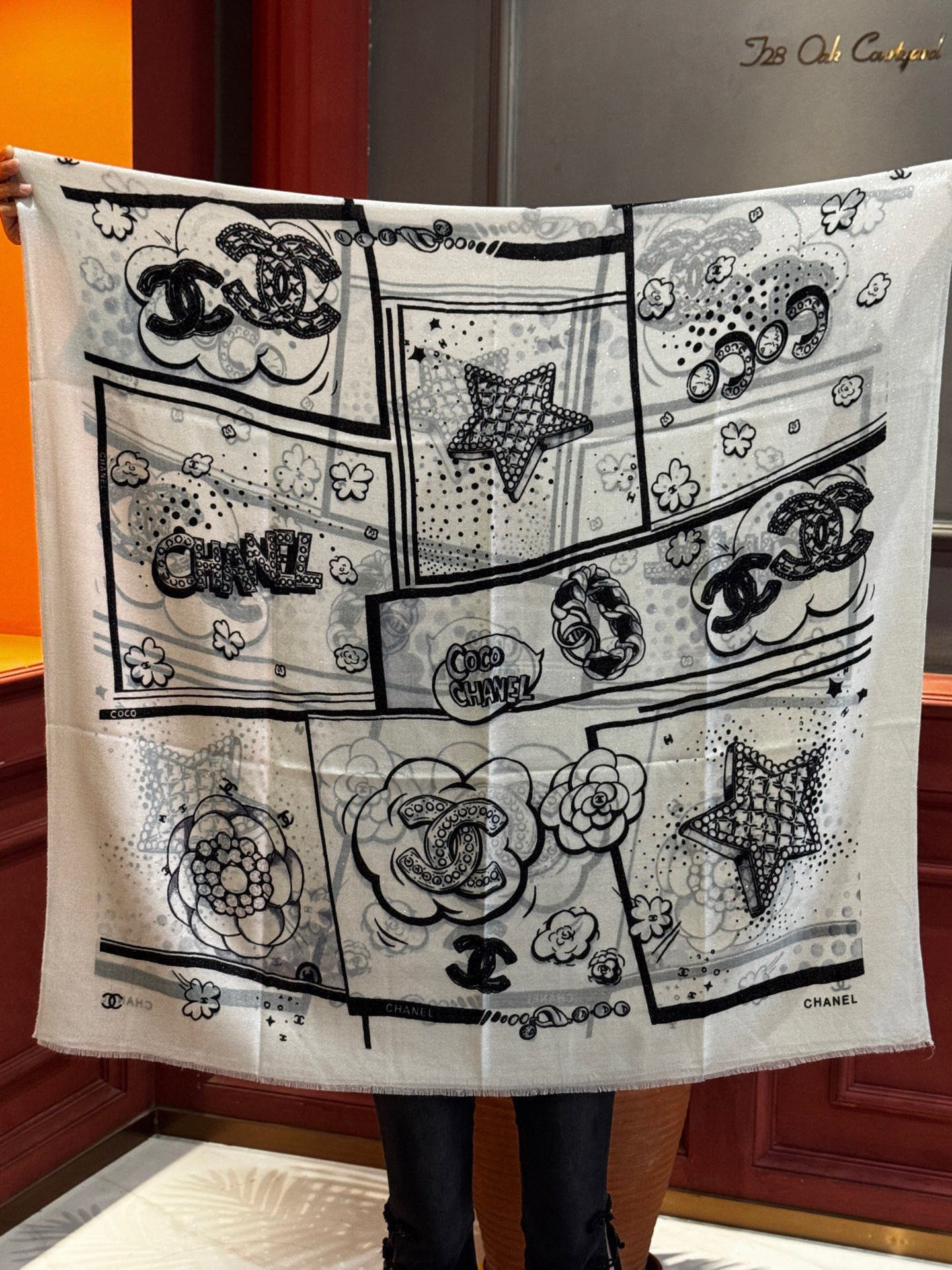 会发光发亮的围巾💟香奶奶专柜上新客供羊绒长巾👑👑 卖的超爆的，亮晶晶✨的银丝上身才会知道她的美，洋气、大