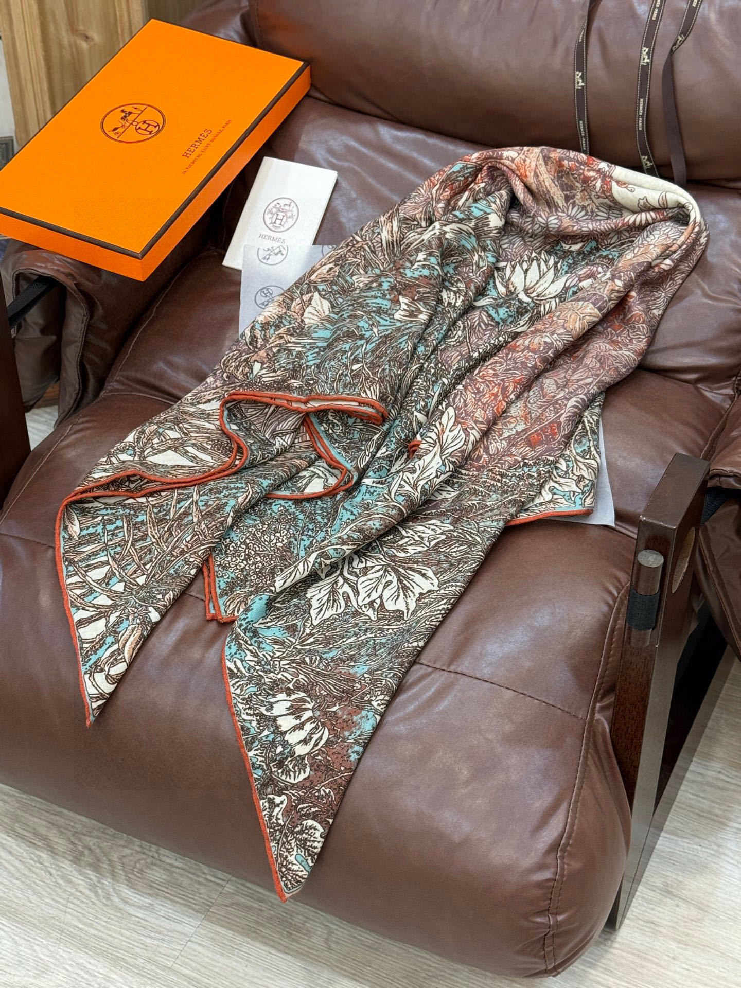 💟2025年秋冬抢先 上新💞【双面同色丝绒方巾】手工卷边山羊绒和真丝混纺披肩(70%山羊绒,30%桑蚕丝