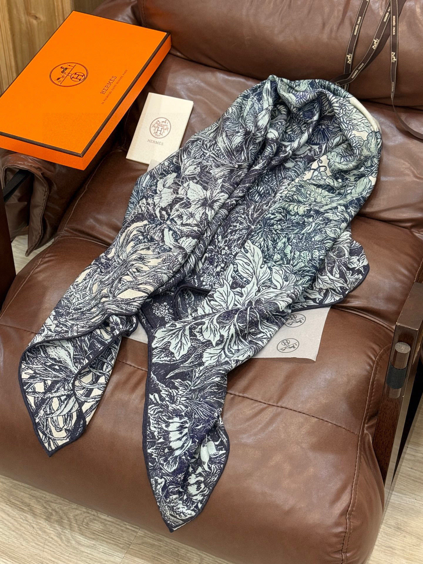 💟2025年秋冬抢先 上新💞【双面同色丝绒方巾】手工卷边山羊绒和真丝混纺披肩(70%山羊绒,30%桑蚕丝