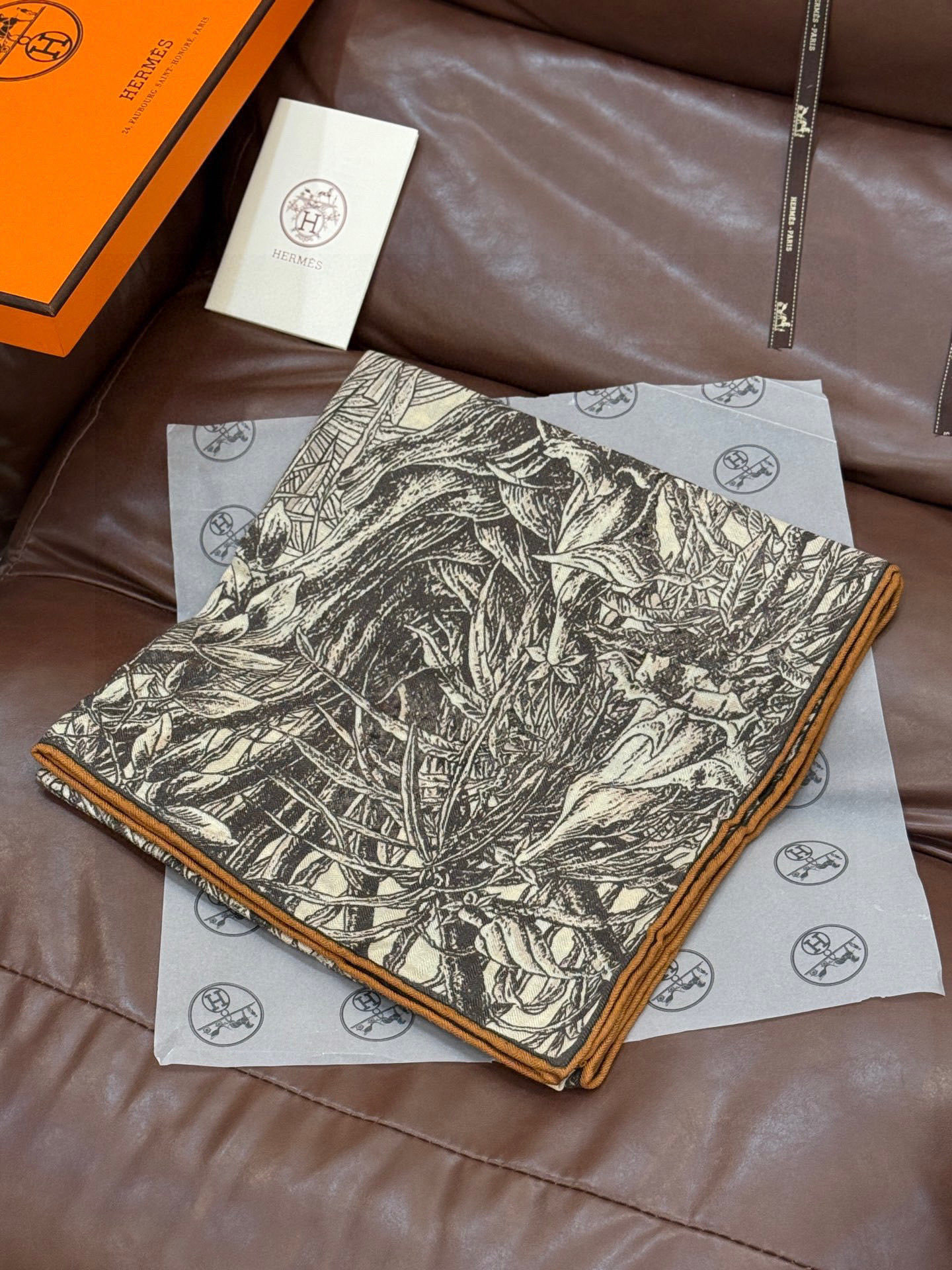 💟2025年秋冬抢先 上新💞【双面同色丝绒方巾】手工卷边山羊绒和真丝混纺披肩(70%山羊绒,30%桑蚕丝