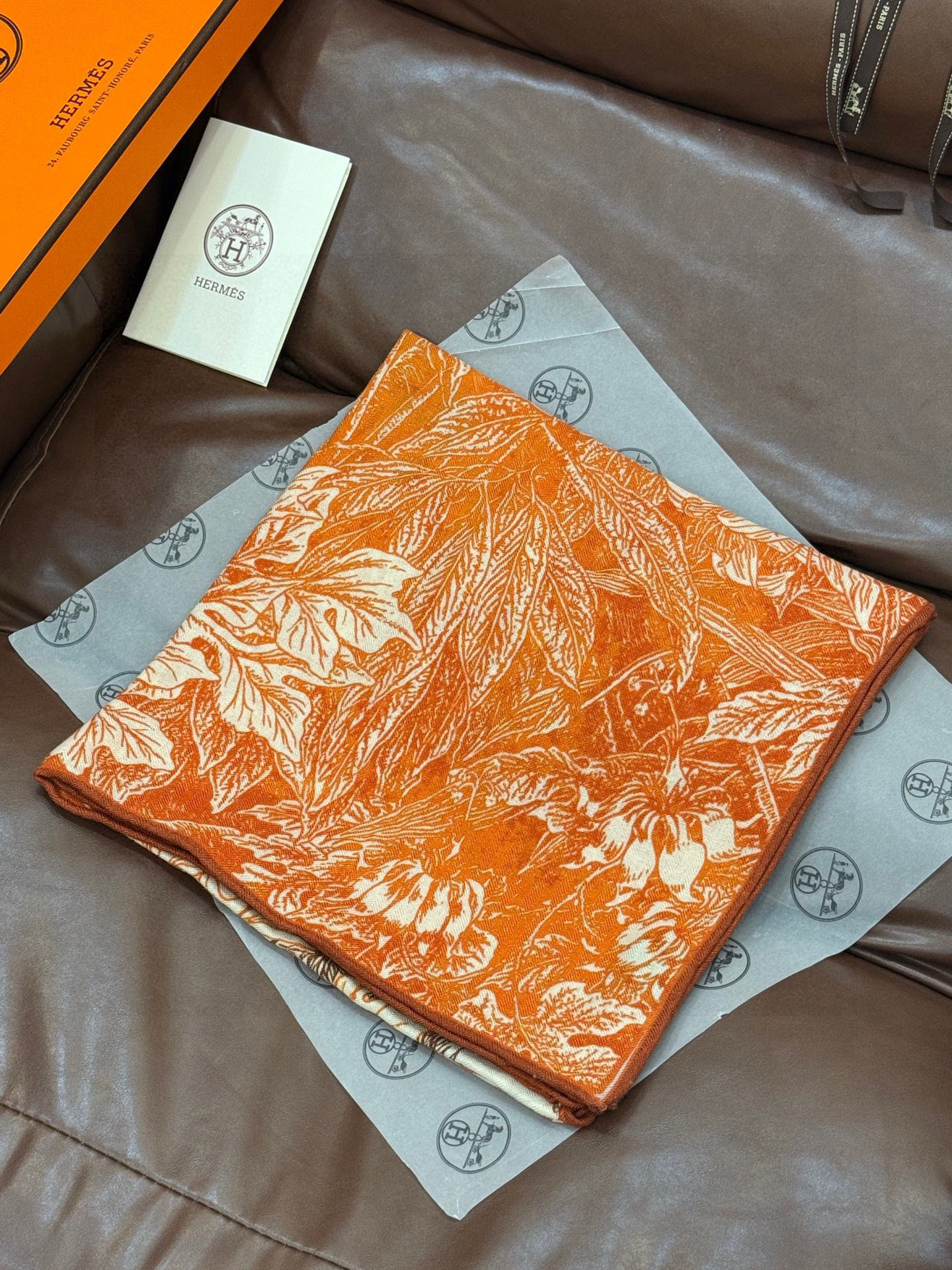 💟2025年秋冬抢先 上新💞【双面同色丝绒方巾】手工卷边山羊绒和真丝混纺披肩（70%山羊绒，30%桑蚕丝