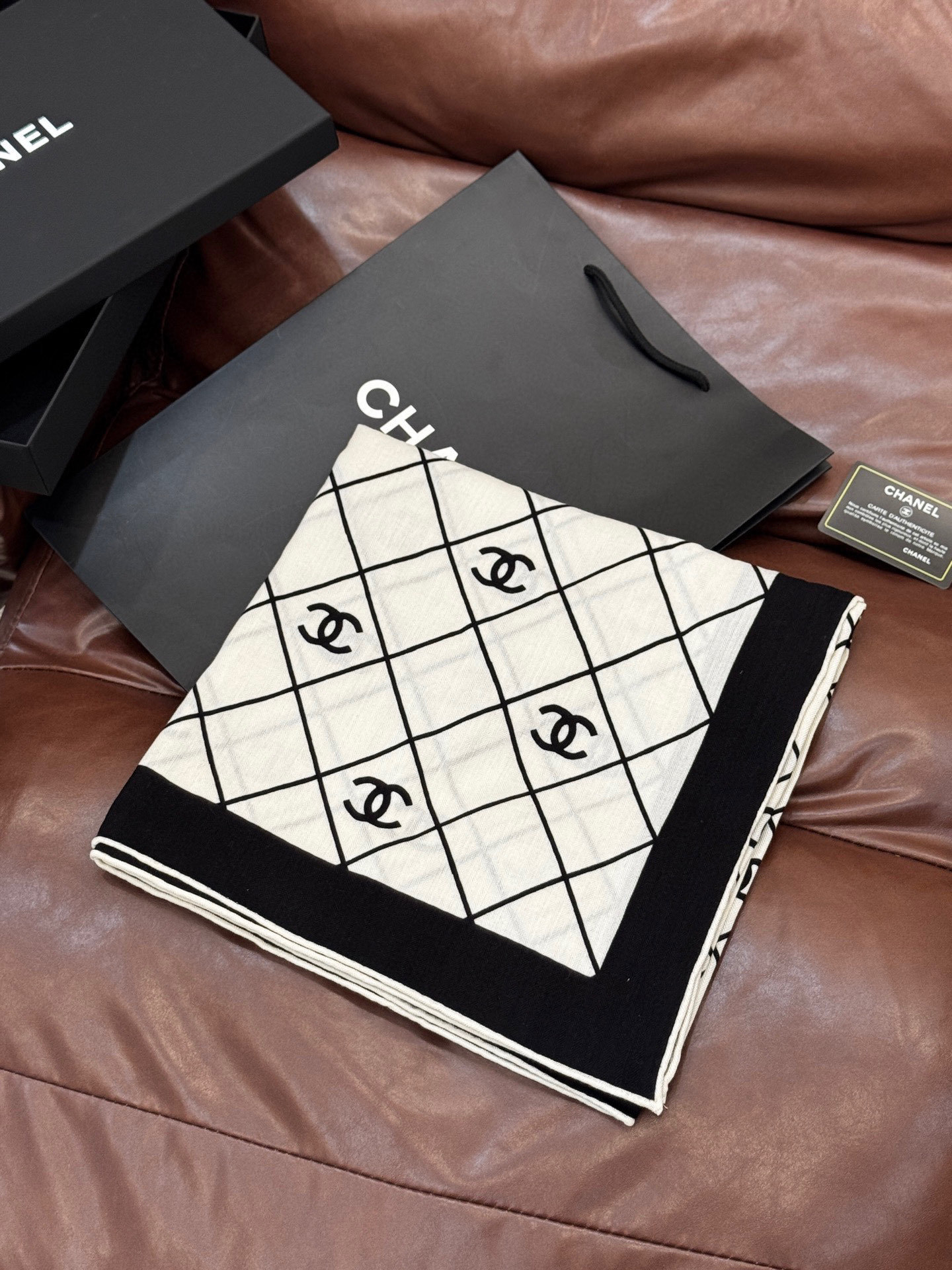 【升级双面同色 加密面料】 上新❤️ 140*140台版印花 黑白二色 高级都市新贵!山茶花的再一次邂逅