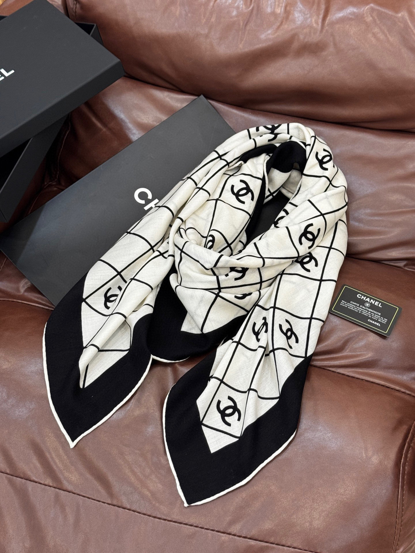 【升级双面同色 加密面料】 上新❤️ 140*140台版印花 黑白二色 高级都市新贵!山茶花的再一次邂逅