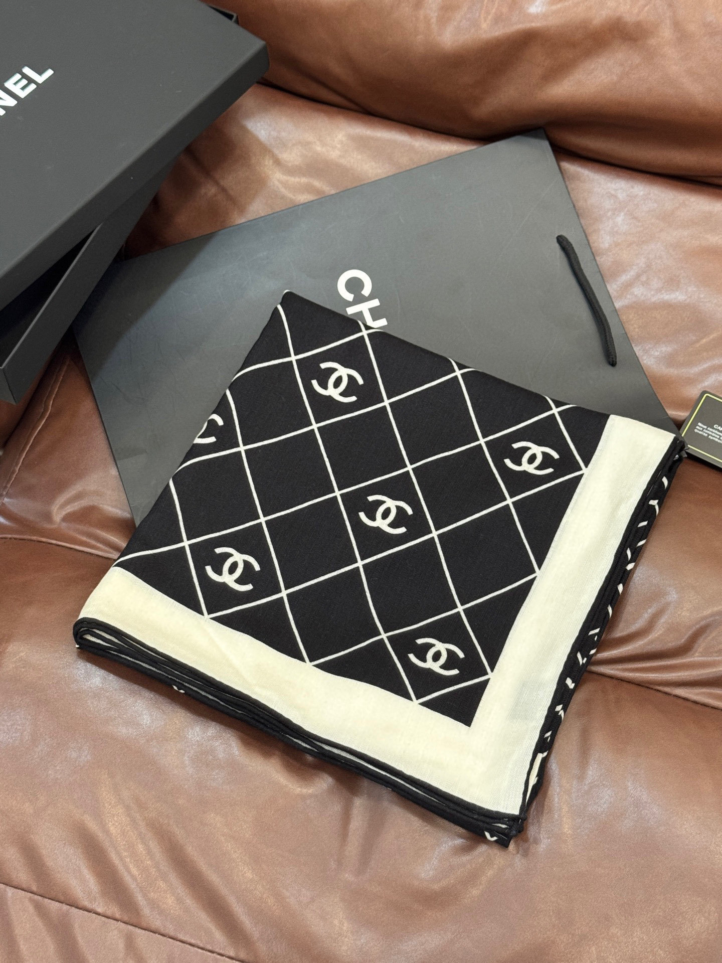 【升级双面同色 加密面料】 上新❤️ 140*140台版印花 黑白二色 高级都市新贵!山茶花的再一次邂逅