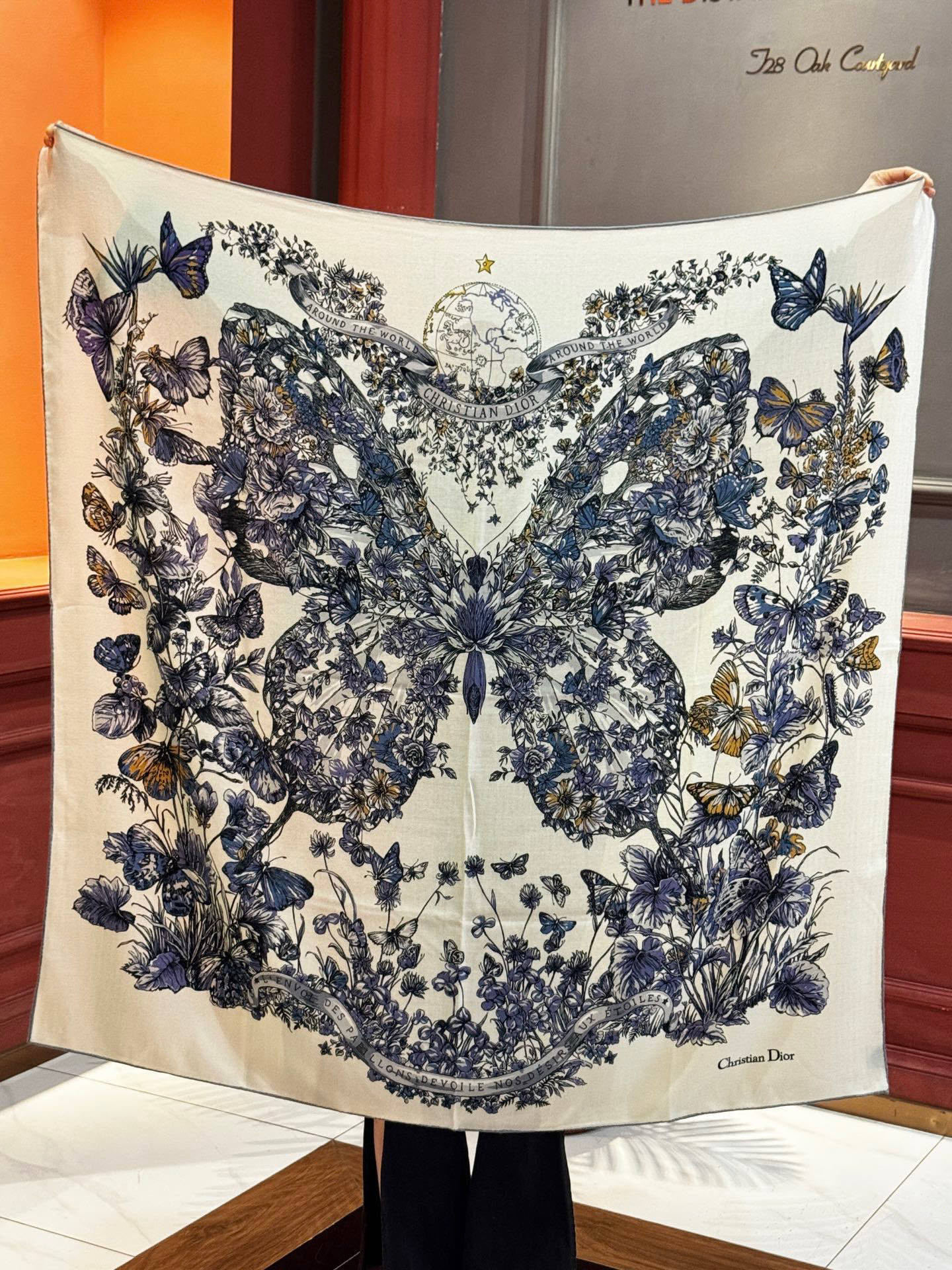 Dior 印花披肩【140顶级丝绒双面同色】Dior Camo PaPillon 图案这款披肩饰以 Di