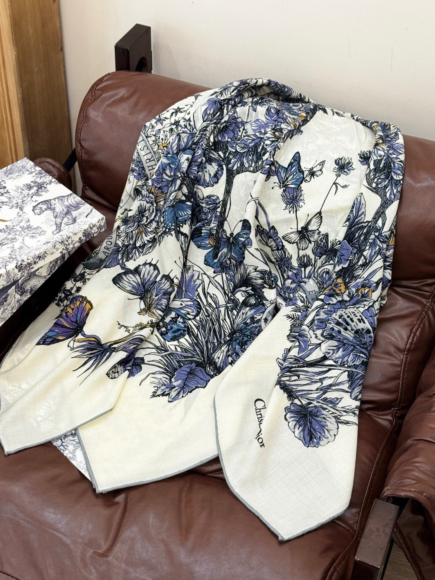 Dior 印花披肩【140顶级丝绒双面同色】Dior Camo PaPillon 图案这款披肩饰以 Di