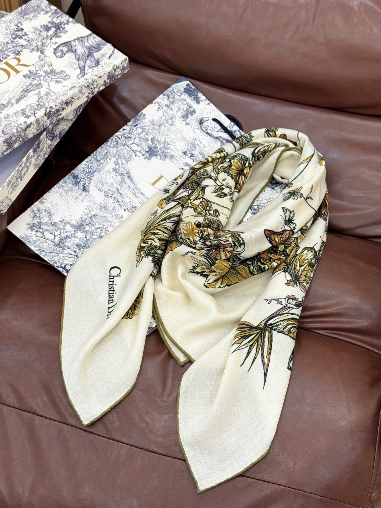 Dior 印花披肩【140顶级丝绒双面同色】Dior Camo PaPillon 图案这款披肩饰以 Di