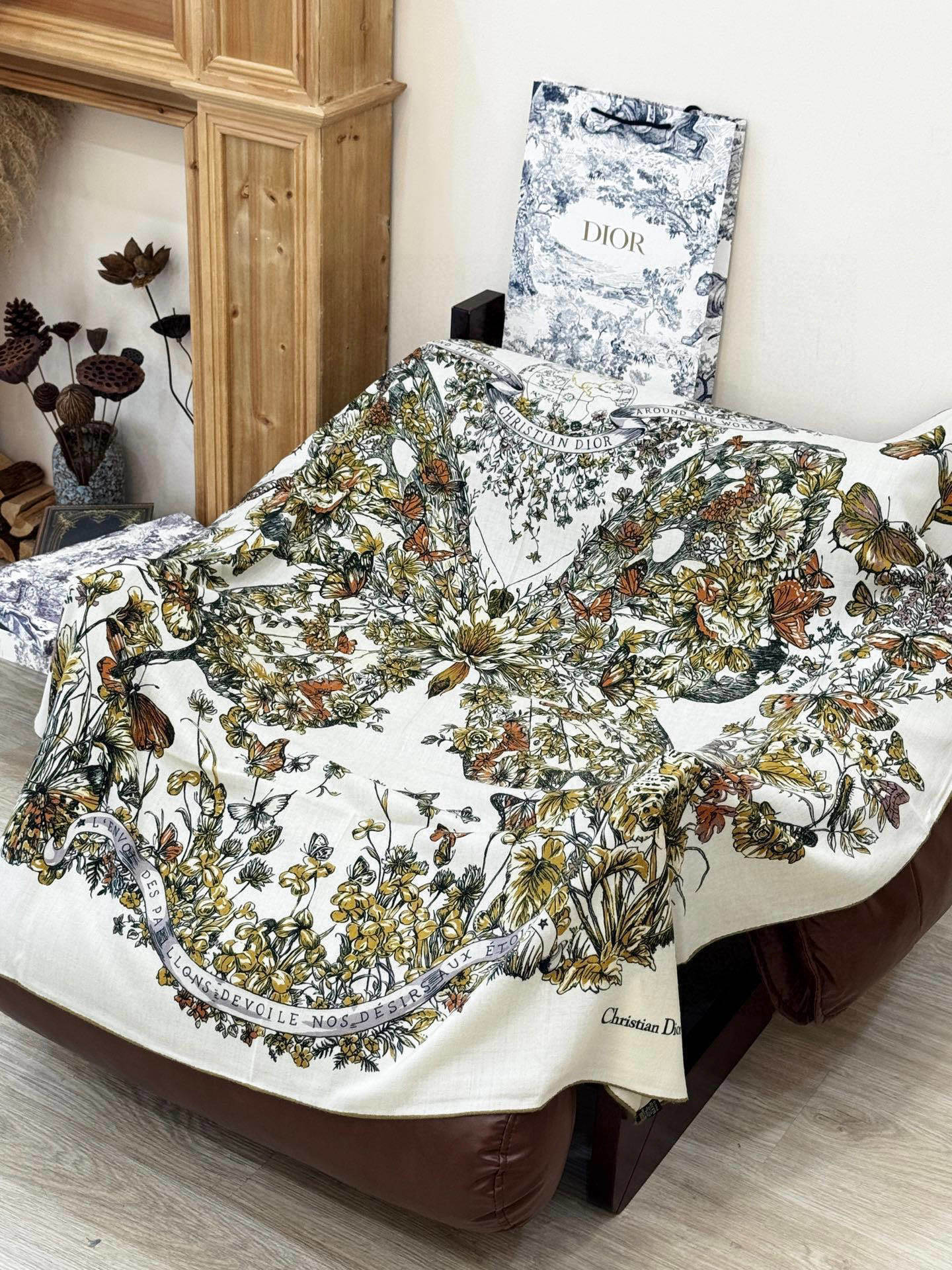 Dior 印花披肩【140顶级丝绒双面同色】Dior Camo PaPillon 图案这款披肩饰以 Di