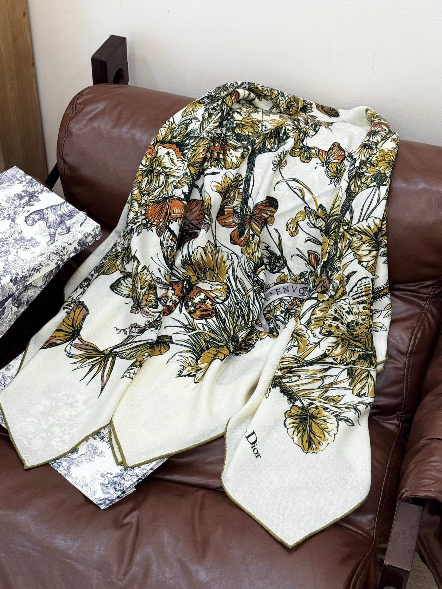 Dior 印花披肩【140顶级丝绒双面同色】Dior Camo PaPillon 图案这款披肩饰以 Di