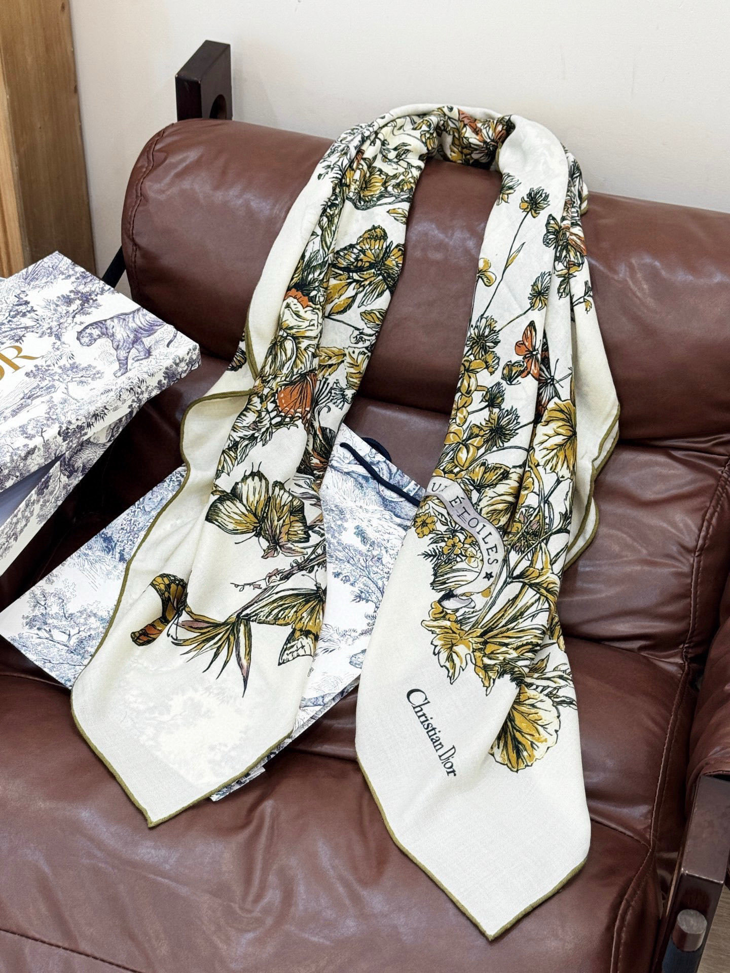 Dior 印花披肩【140顶级丝绒双面同色】Dior Camo PaPillon 图案这款披肩饰以 Di