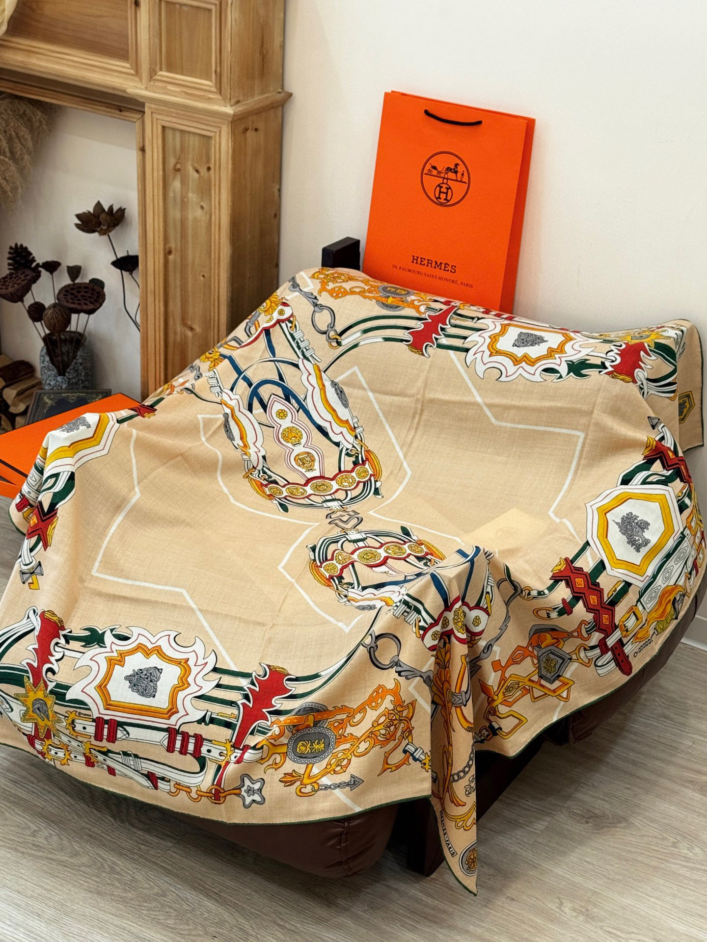 新款 秋冬搭配利器❗️顶级双面同色真丝羊绒披肩！！点睛精彩，图案和配色都超级喜欢，又一款双面配色工艺设计