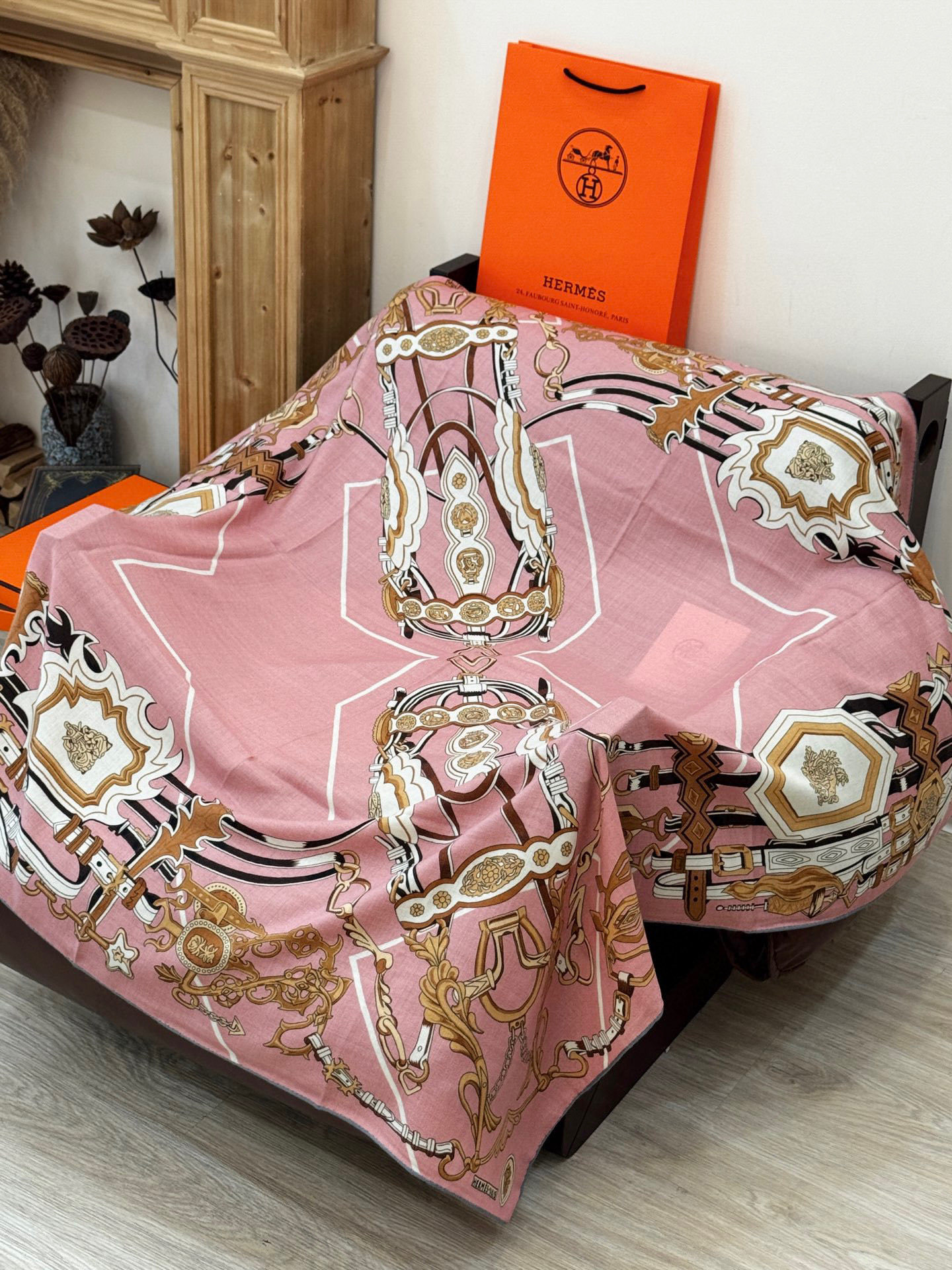 新款 秋冬搭配利器❗️顶级双面同色真丝羊绒披肩!!点睛精彩,图案和配色都超级喜欢,又一款双面配色工艺设计