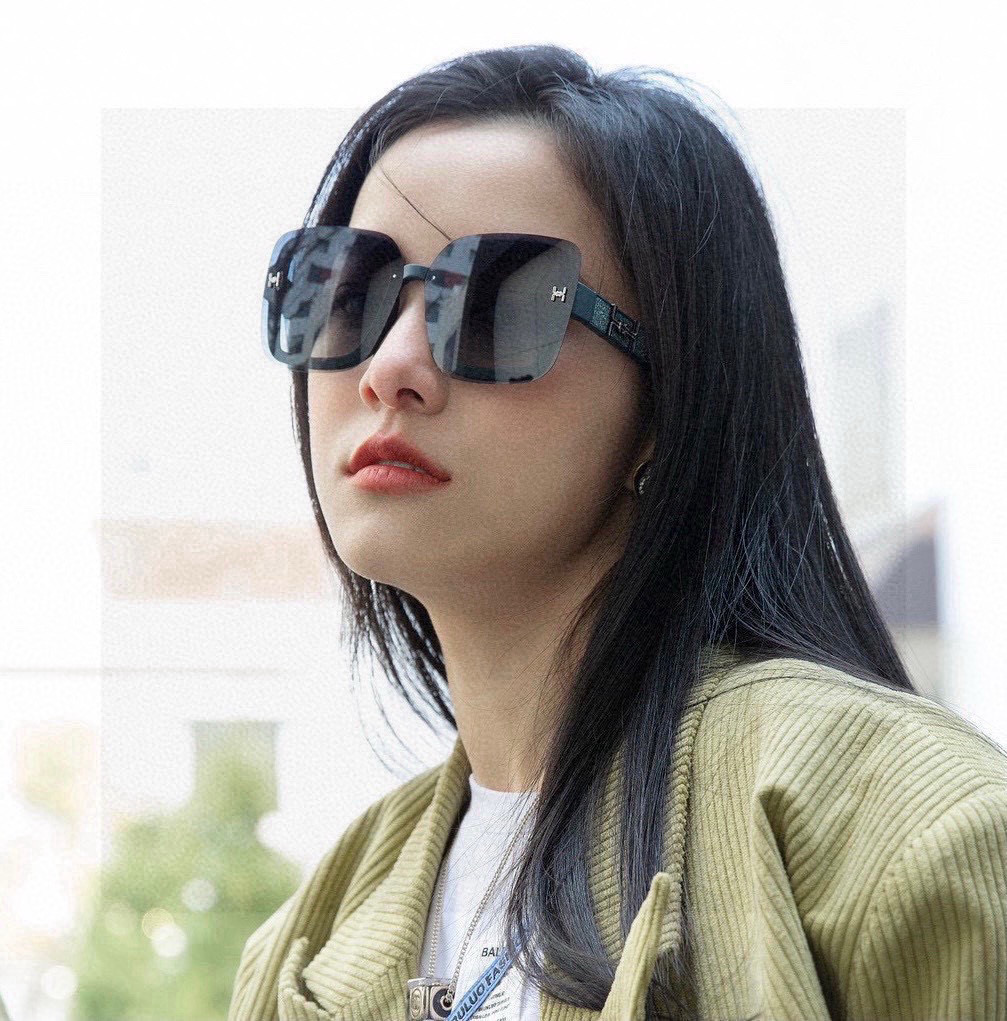 NO:579888,[TR Polarized Series] Hermes’ classic square frame design, regardless of face shape, looks very elegant whether paired with a coat or a dress. Nylon polarized lenses prevent ultraviolet rays. Model H7049 glasses, sunglasses, sunglasses, glasses, hermes, skirts19860909【TR偏光系列】爱马仕经典的方框设计,不挑脸型,无论搭配大衣还是连衣裙都非常显气质尼龙偏光镜片预防紫外线 型号H7049眼镜墨镜太阳镜,眼镜,hermes,skirts,glasses