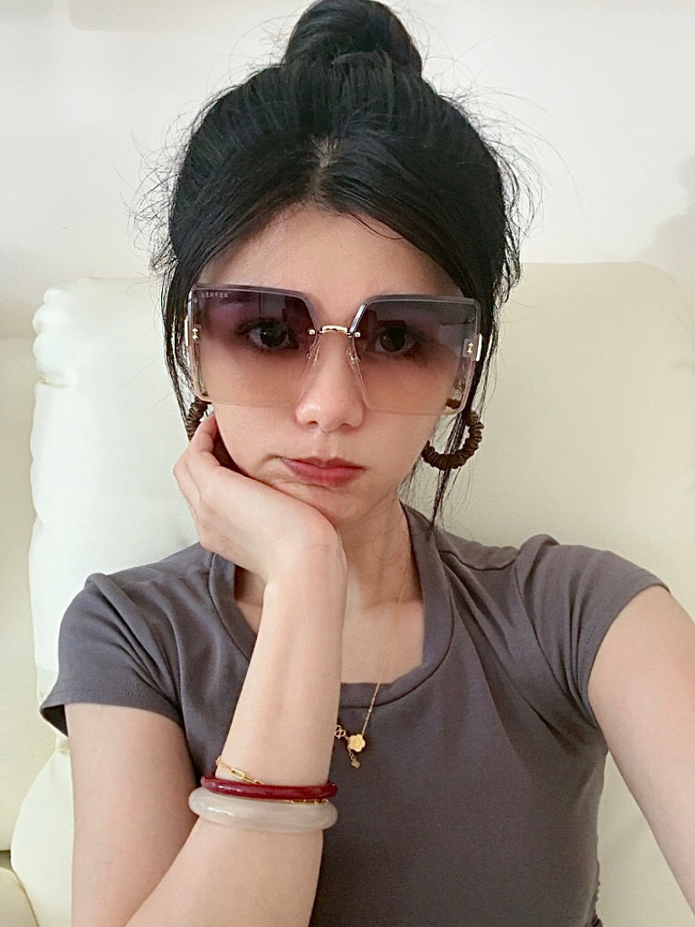 NO:574191,Hermès’ classic square frame design does not matter the shape of your face. It looks very elegant whether paired with a coat or a dress. Lenses prevent ultraviolet rays. Model H2771 glasses, sunglasses, sunglasses, glasses, hermes, skirts19860909爱马仕经典的方框设计,不挑脸型,无论搭配大衣还是连衣裙都非常显气质镜片预防紫外线 型号H2771眼镜墨镜太阳镜,眼镜,hermes,skirts,glasses