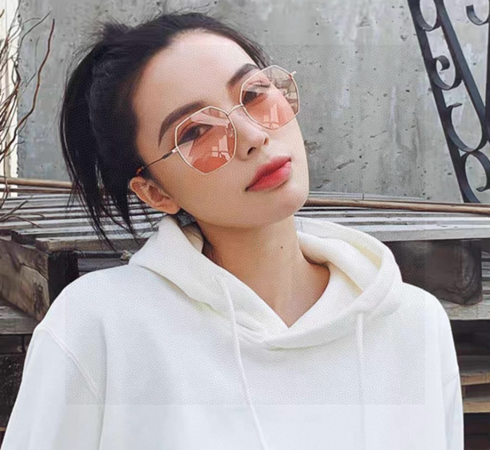 NO:579907,【CHANEL】Chanel's new nylon polarized glasses, frameless diamonds and cut edges are more textured, elegant and feminine, and look good on both big and small faces!  Model CH8250 glasses sunglasses sunglasses, glasses, chanel, chanel19860909【CHANEL】香奈儿 新款尼龙偏光太眼镜,无框钻石 切边更有质感,大气女人范儿,大脸小脸都好看 ！型号CH8250眼镜墨镜太阳镜,眼镜,chanel,chanel,glasses