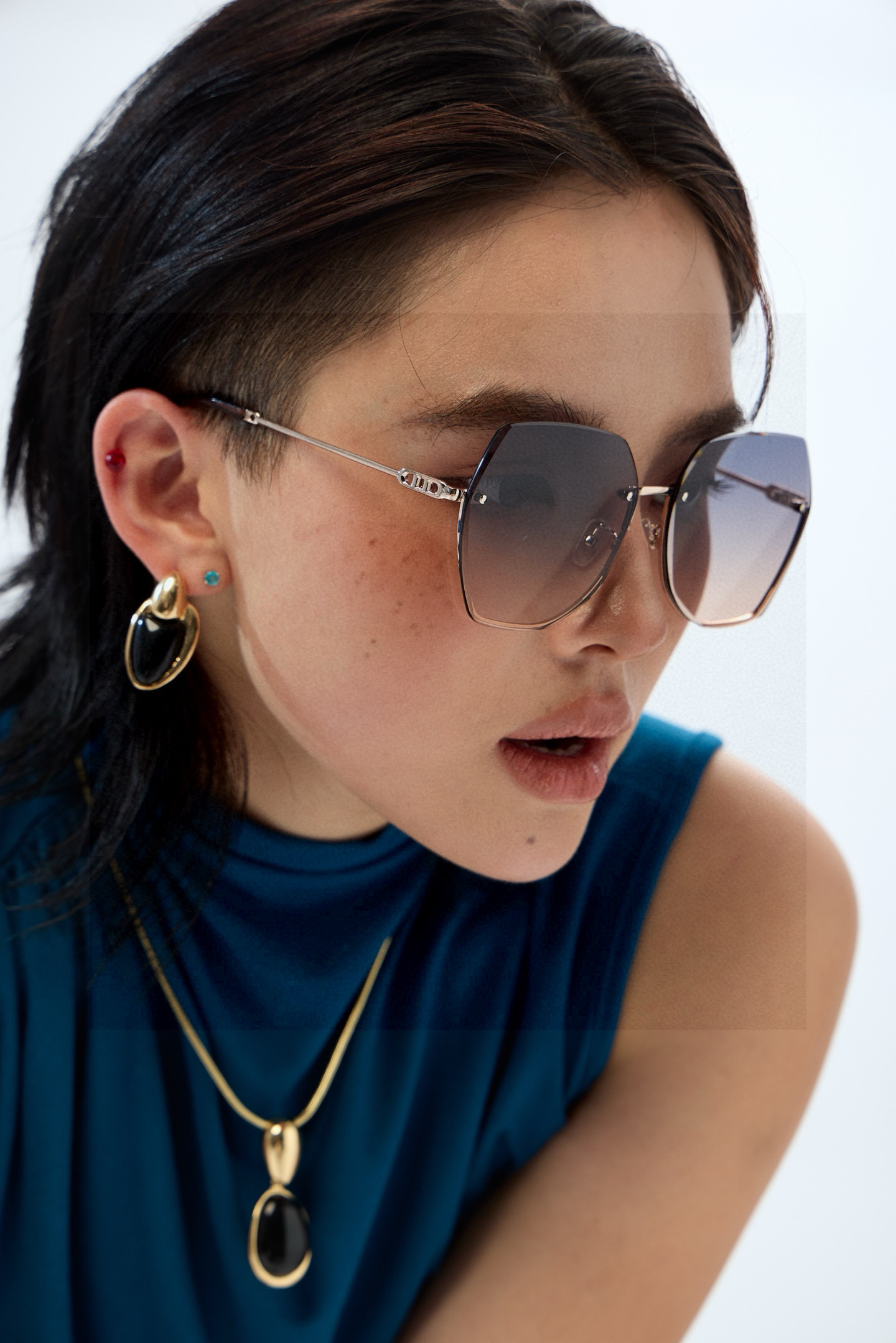 NO:579949,[Nylon Polarized Series] DIOR frameless sunglasses with polygonal design, regardless of face shape, look very elegant whether worn with a coat or a dress. Nylon polarized lenses prevent ultraviolet rays. Model CD4635 glasses, sunglasses, sunglasses, glasses, dior, skirts19860909【尼龙偏光系列】DIOR无框太阳镜墨多边形设计,不挑脸型,无论搭配大衣还是连衣裙都非常显气质尼龙偏光镜片预防紫外线 型号CD4635眼镜墨镜太阳镜,眼镜,dior,skirts,glasses