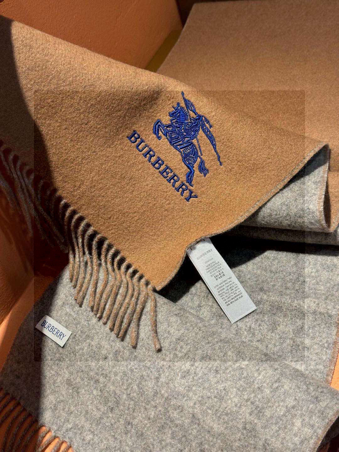 ✨✨太美了😍巴宝莉 情侣款 美到要尖叫😱专柜最新款🎊英伦欧美范儿 又是一款即时尚又实用的大围巾&长巾,🎆