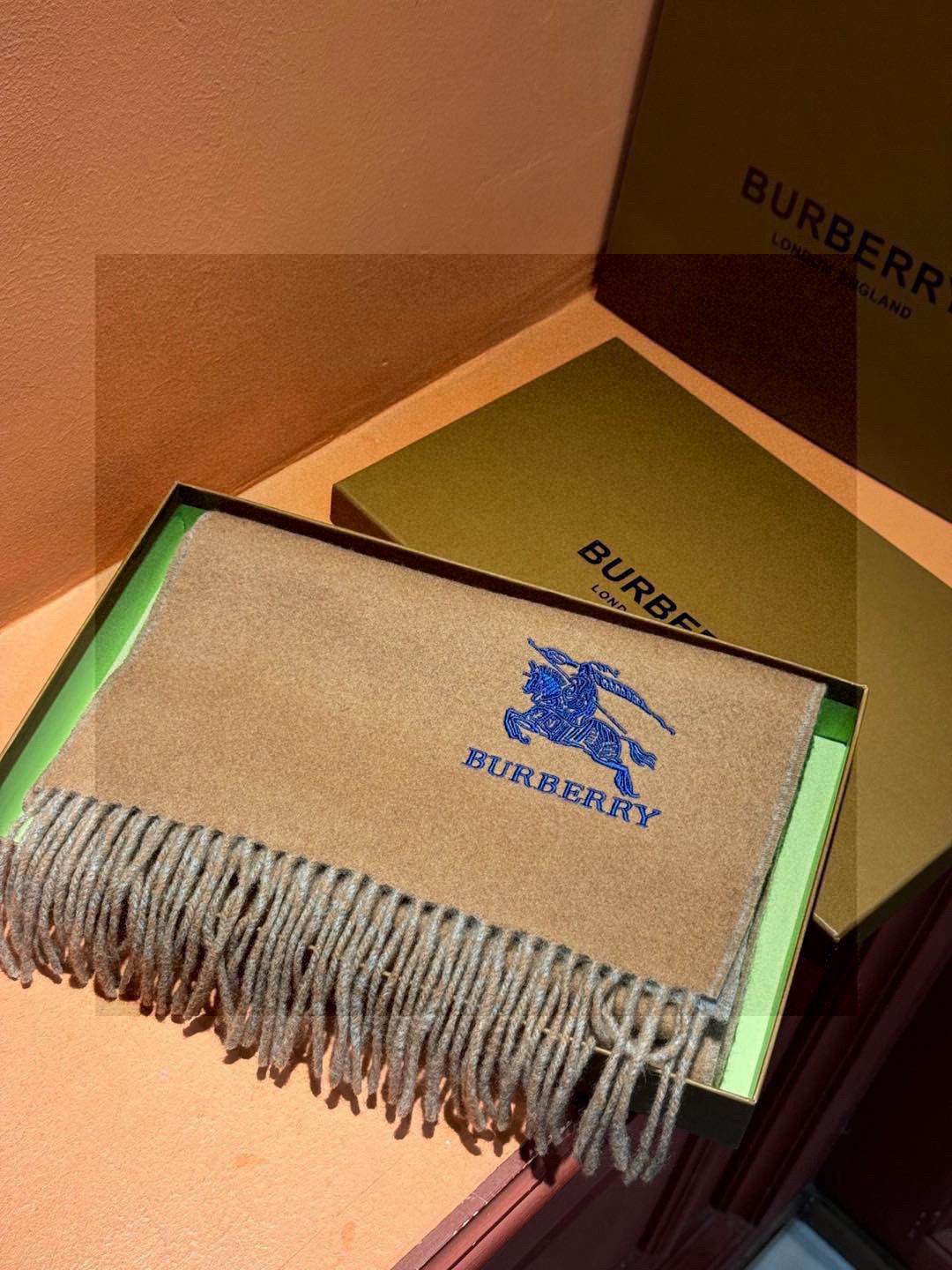 ✨✨太美了😍巴宝莉 情侣款 美到要尖叫😱专柜最新款🎊英伦欧美范儿 又是一款即时尚又实用的大围巾&长巾,🎆