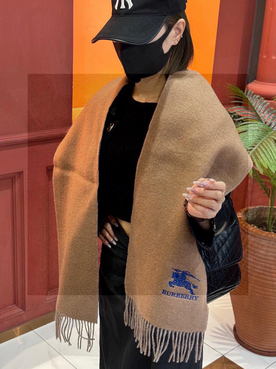 ✨✨太美了😍巴宝莉 情侣款 美到要尖叫😱专柜最新款🎊英伦欧美范儿 又是一款即时尚又实用的大围巾&长巾，🎆