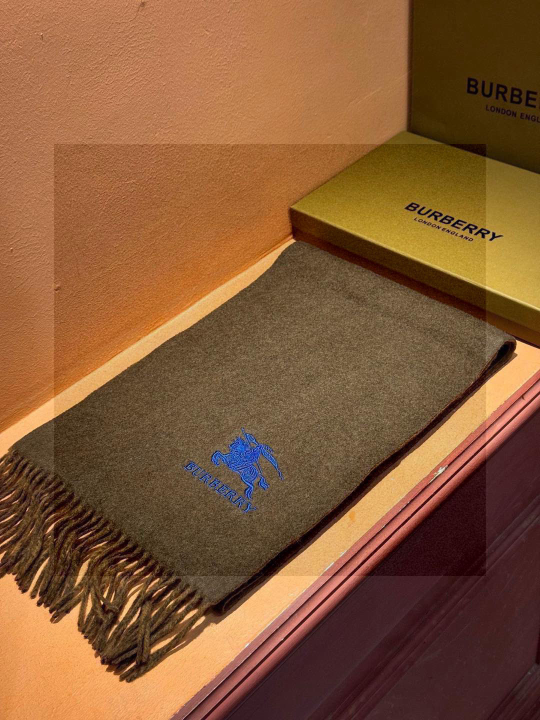 ✨✨太美了😍巴宝莉 情侣款 美到要尖叫😱专柜最新款🎊英伦欧美范儿 又是一款即时尚又实用的大围巾&长巾，🎆