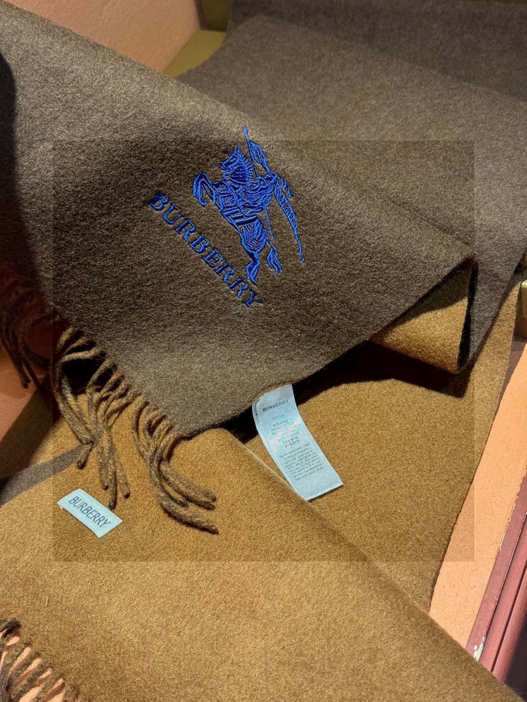 ✨✨太美了😍巴宝莉 情侣款 美到要尖叫😱专柜最新款🎊英伦欧美范儿 又是一款即时尚又实用的大围巾&长巾，🎆