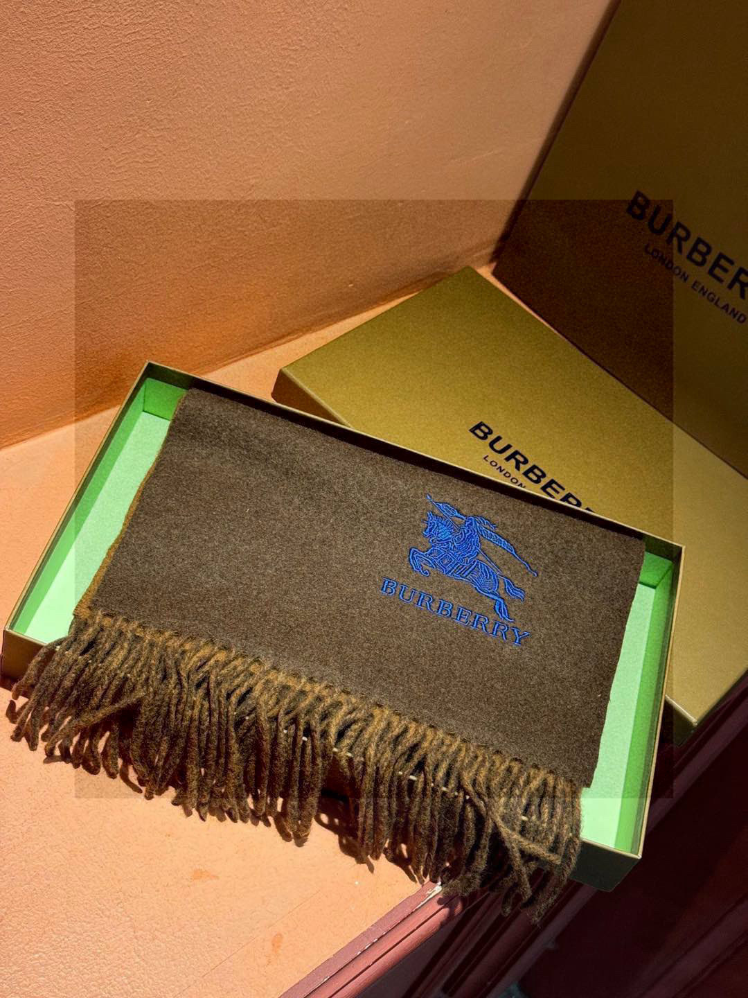 ✨✨太美了😍巴宝莉 情侣款 美到要尖叫😱专柜最新款🎊英伦欧美范儿 又是一款即时尚又实用的大围巾&长巾，🎆