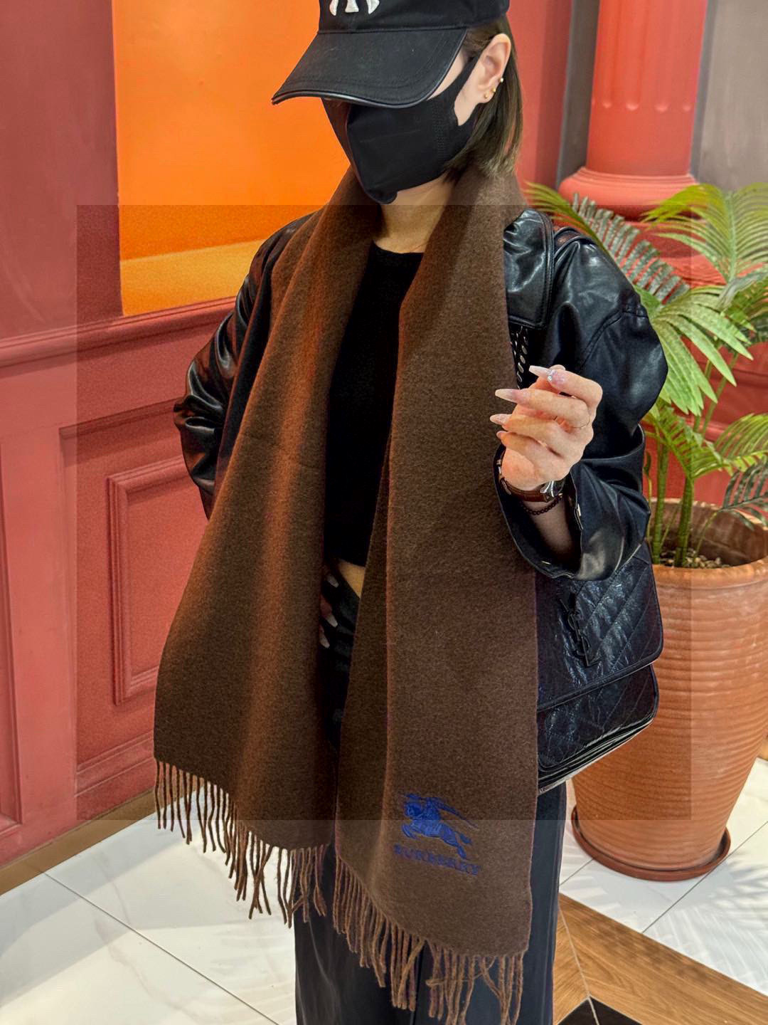 ✨✨太美了😍巴宝莉 情侣款 美到要尖叫😱专柜最新款🎊英伦欧美范儿 又是一款即时尚又实用的大围巾&长巾，🎆