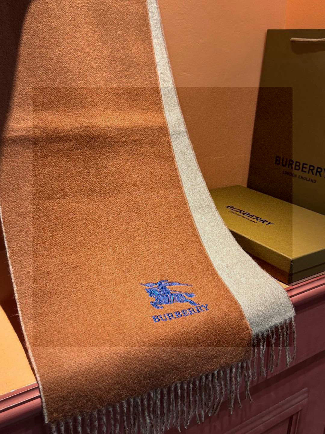 ✨✨太美了😍巴宝莉 情侣款 美到要尖叫😱专柜最新款🎊英伦欧美范儿 又是一款即时尚又实用的大围巾&长巾,🎆