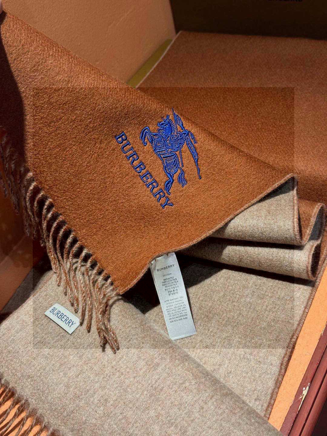 ✨✨太美了😍巴宝莉 情侣款 美到要尖叫😱专柜最新款🎊英伦欧美范儿 又是一款即时尚又实用的大围巾&长巾,🎆