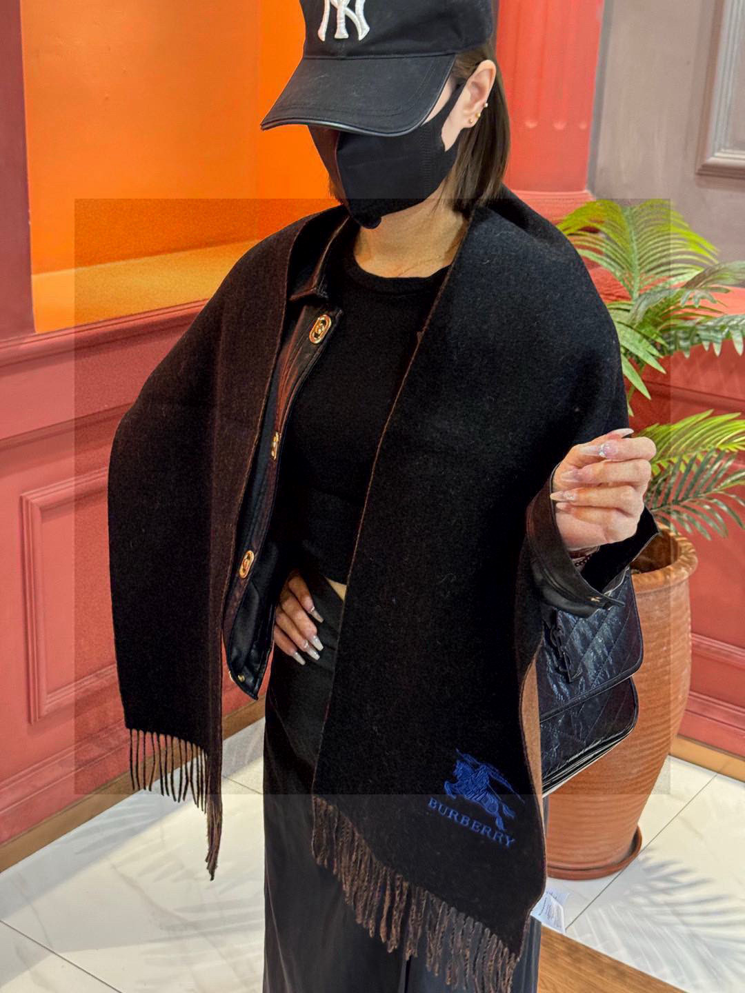 ✨✨太美了😍巴宝莉 情侣款 美到要尖叫😱专柜最新款🎊英伦欧美范儿 又是一款即时尚又实用的大围巾&长巾，🎆