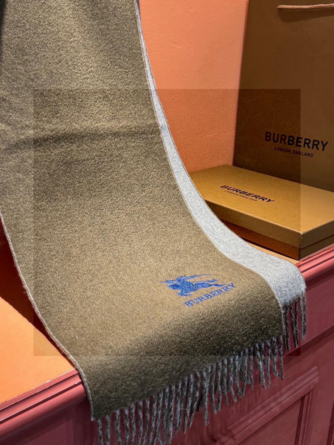 ✨✨太美了😍巴宝莉 情侣款 美到要尖叫😱专柜最新款🎊英伦欧美范儿 又是一款即时尚又实用的大围巾&长巾,🎆