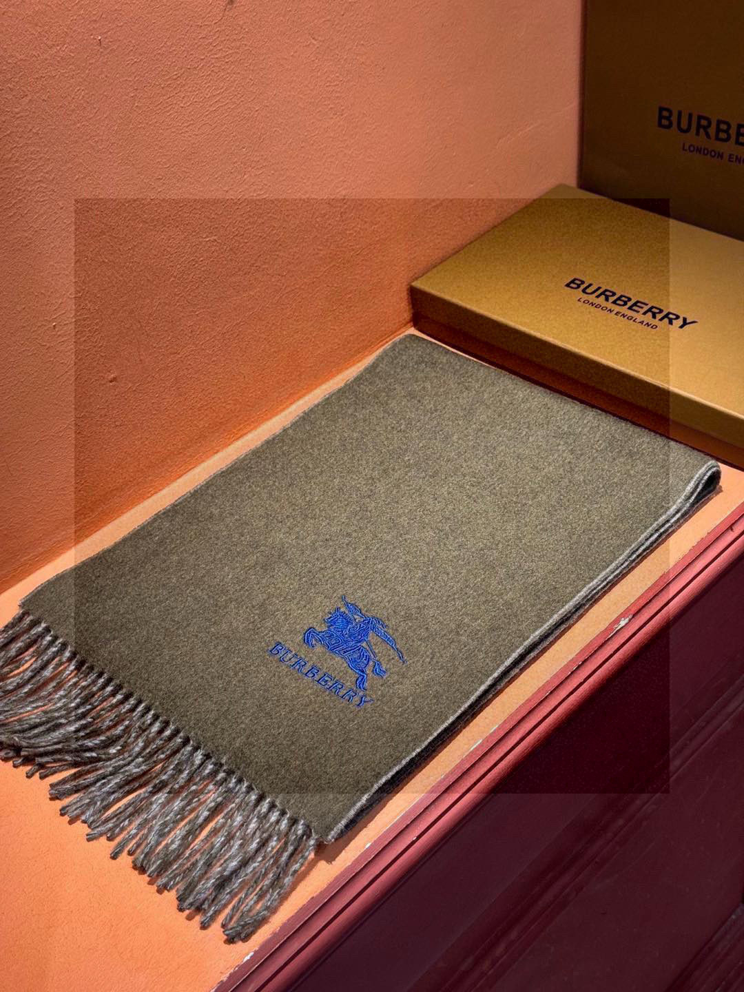 ✨✨太美了😍巴宝莉 情侣款 美到要尖叫😱专柜最新款🎊英伦欧美范儿 又是一款即时尚又实用的大围巾&长巾,🎆