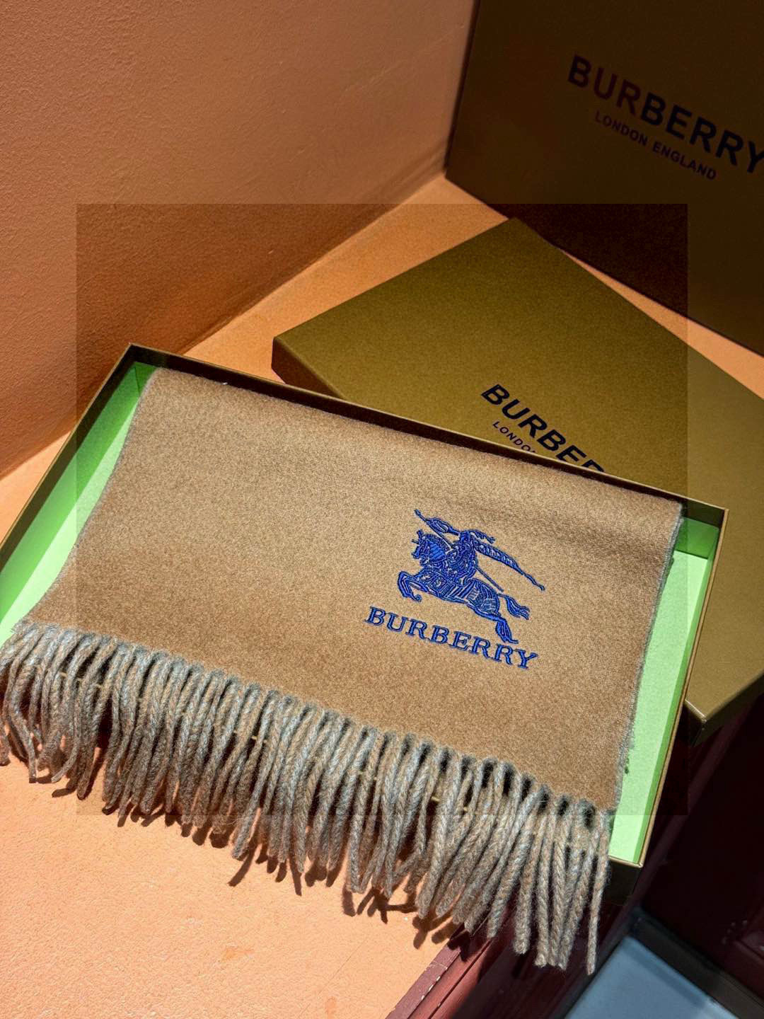 ✨✨太美了😍巴宝莉 情侣款 美到要尖叫😱专柜最新款🎊英伦欧美范儿 又是一款即时尚又实用的大围巾&长巾,🎆