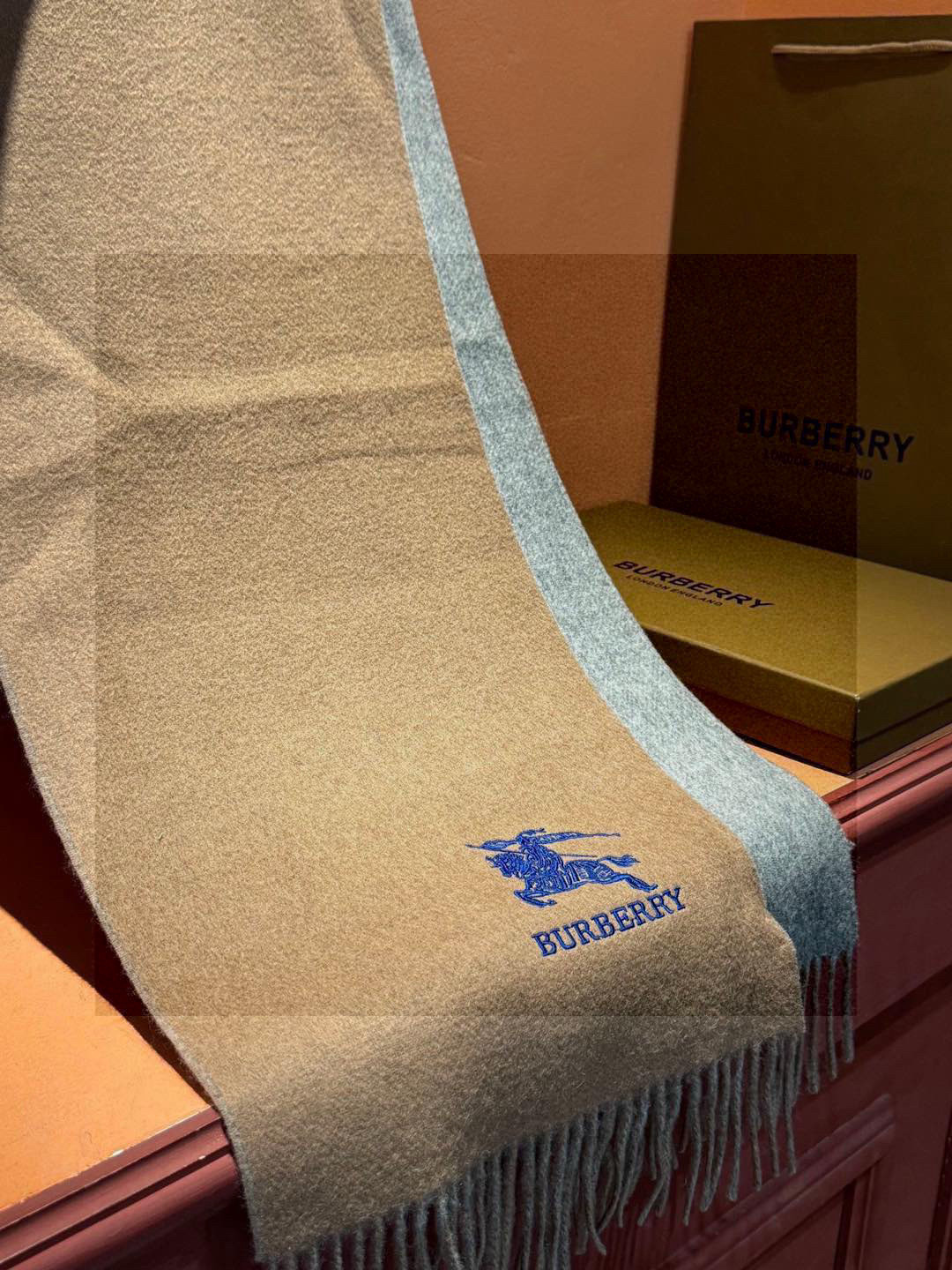 ✨✨太美了😍巴宝莉 情侣款 美到要尖叫😱专柜最新款🎊英伦欧美范儿 又是一款即时尚又实用的大围巾&长巾,🎆