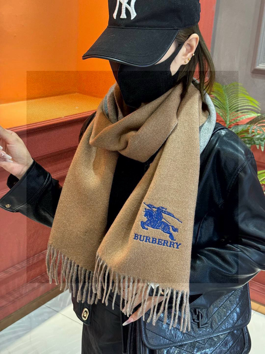 ✨✨太美了😍巴宝莉 情侣款 美到要尖叫😱专柜最新款🎊英伦欧美范儿 又是一款即时尚又实用的大围巾&长巾,🎆