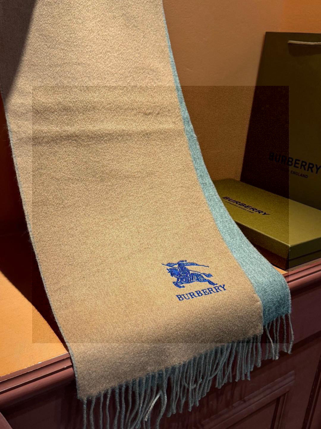 ✨✨太美了😍巴宝莉 情侣款 美到要尖叫😱专柜最新款🎊英伦欧美范儿 又是一款即时尚又实用的大围巾&长巾,🎆