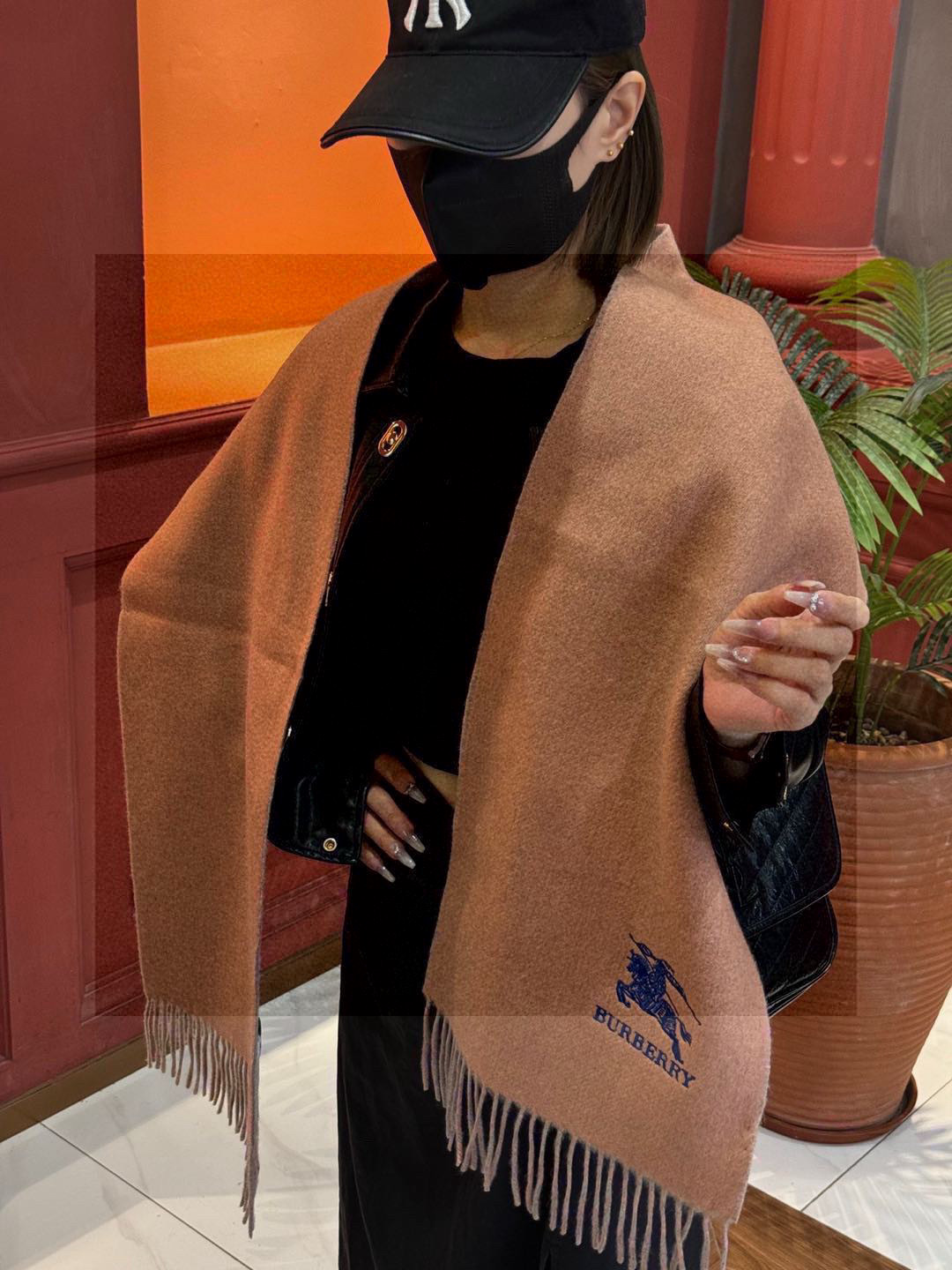 ✨✨太美了😍巴宝莉 情侣款 美到要尖叫😱专柜最新款🎊英伦欧美范儿 又是一款即时尚又实用的大围巾&长巾，🎆