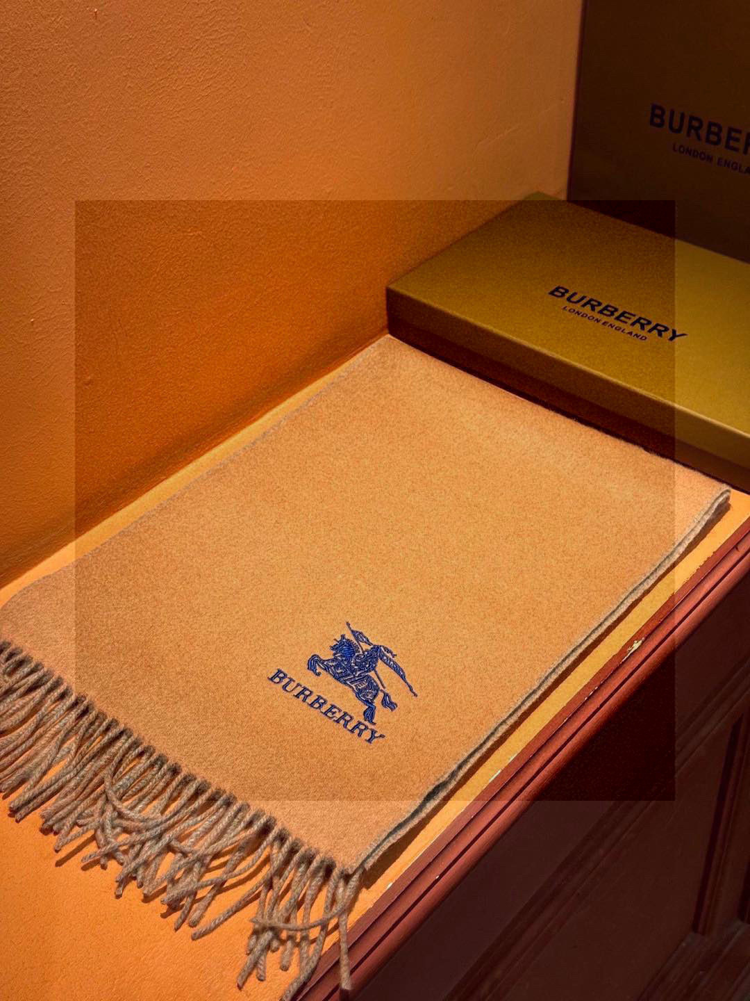 ✨✨太美了😍巴宝莉 情侣款 美到要尖叫😱专柜最新款🎊英伦欧美范儿 又是一款即时尚又实用的大围巾&长巾,🎆