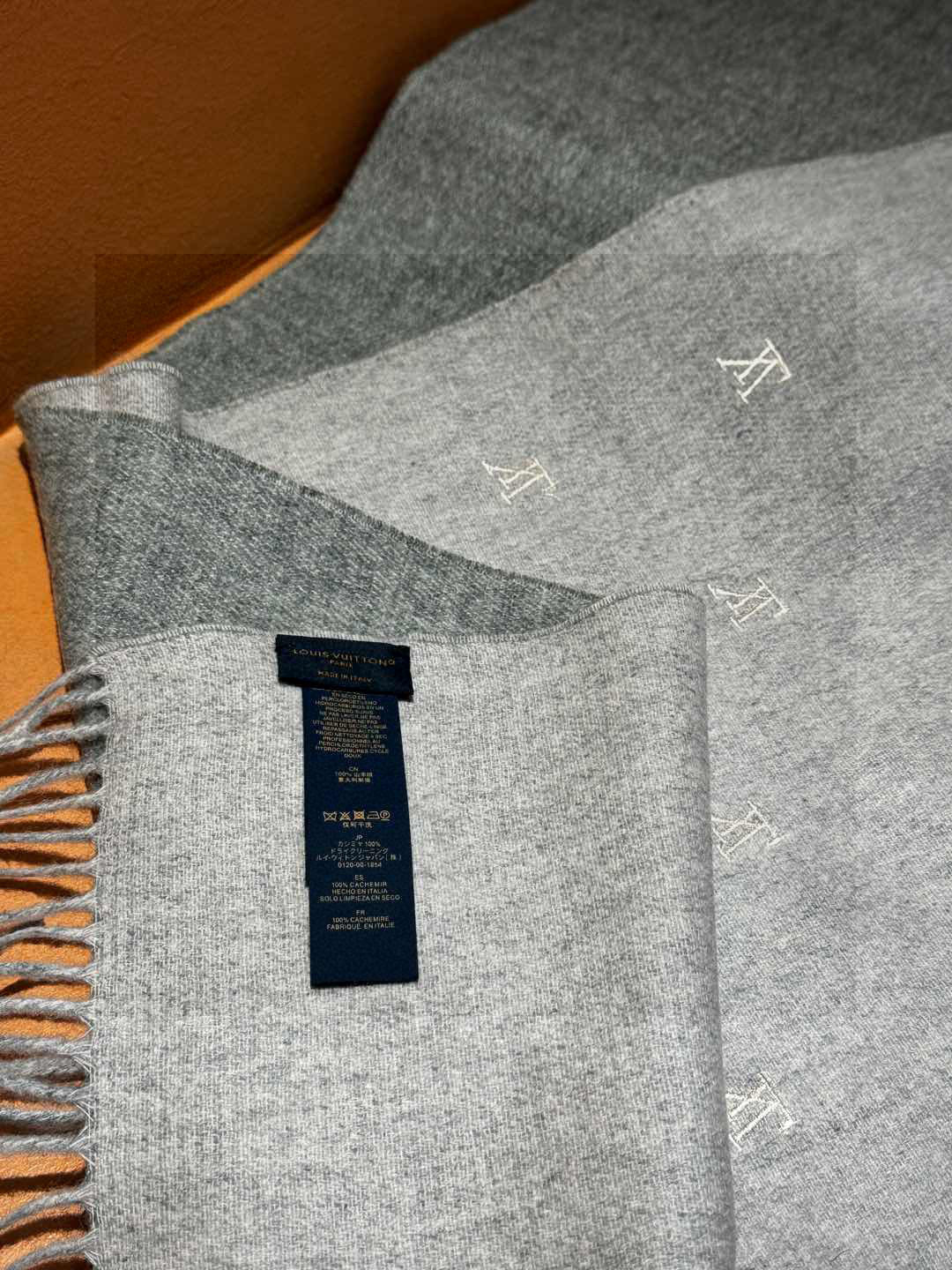 【LV】官网新款 情侣款 巴黎时装展双面羊绒围巾！采用蒙古高原细羊绒！手感满满地都是细腻的绒毛！这个价格